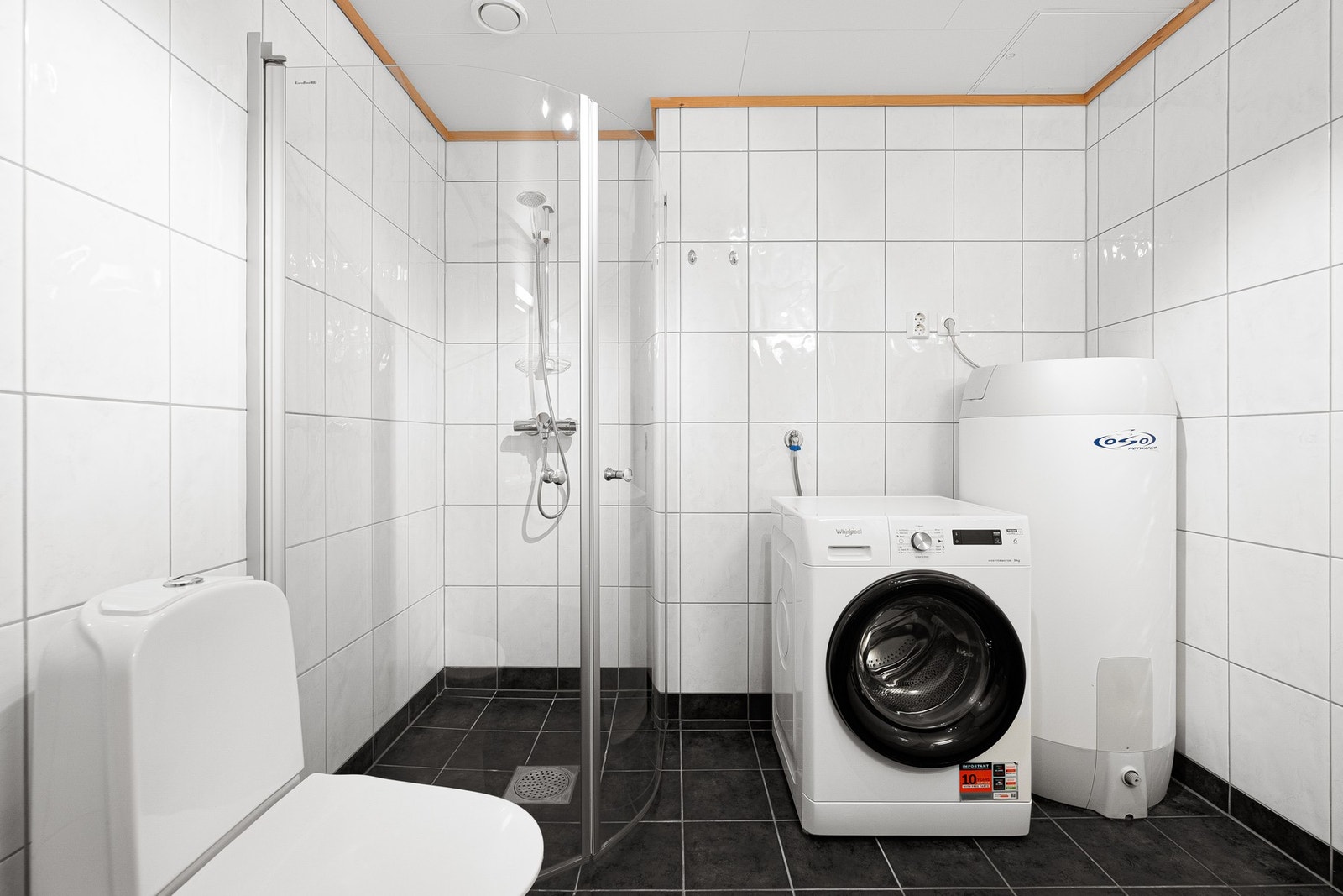 Romslig bad med opplegg for vaskemaskin. Galleribilde