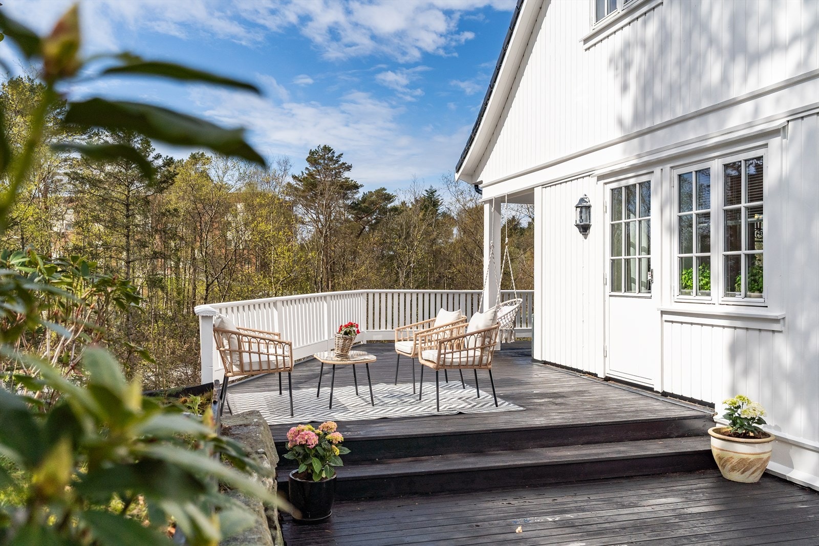Her har en god boltreplass på Ca. 74 kvm terrasse som strekker seg fra sør til vest på eiendommen. Galleribilde