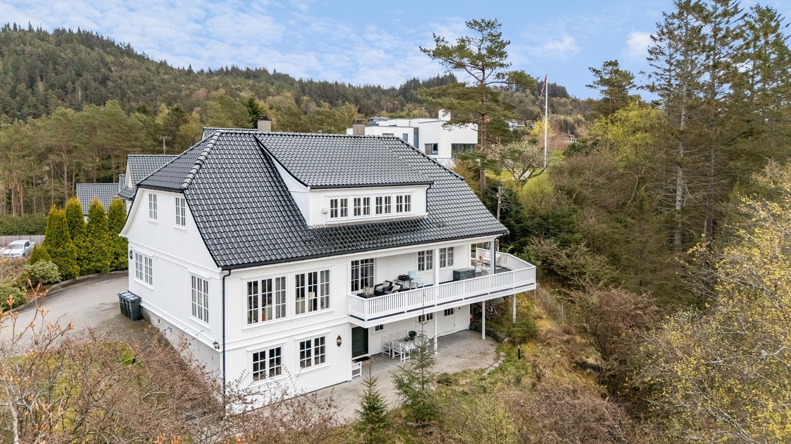 En stor og praktfull villa med beliggenhet høyt i terrenget i Ramsdalen. Galleribilde