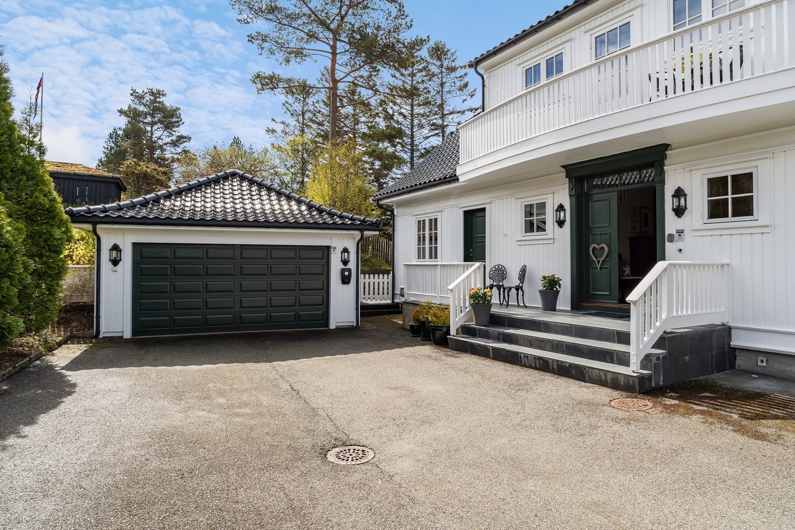 Stort gårdsrom med gode parkeringsmuligheter, samt flott dobbelgarasje. El-bil lader. Galleribilde