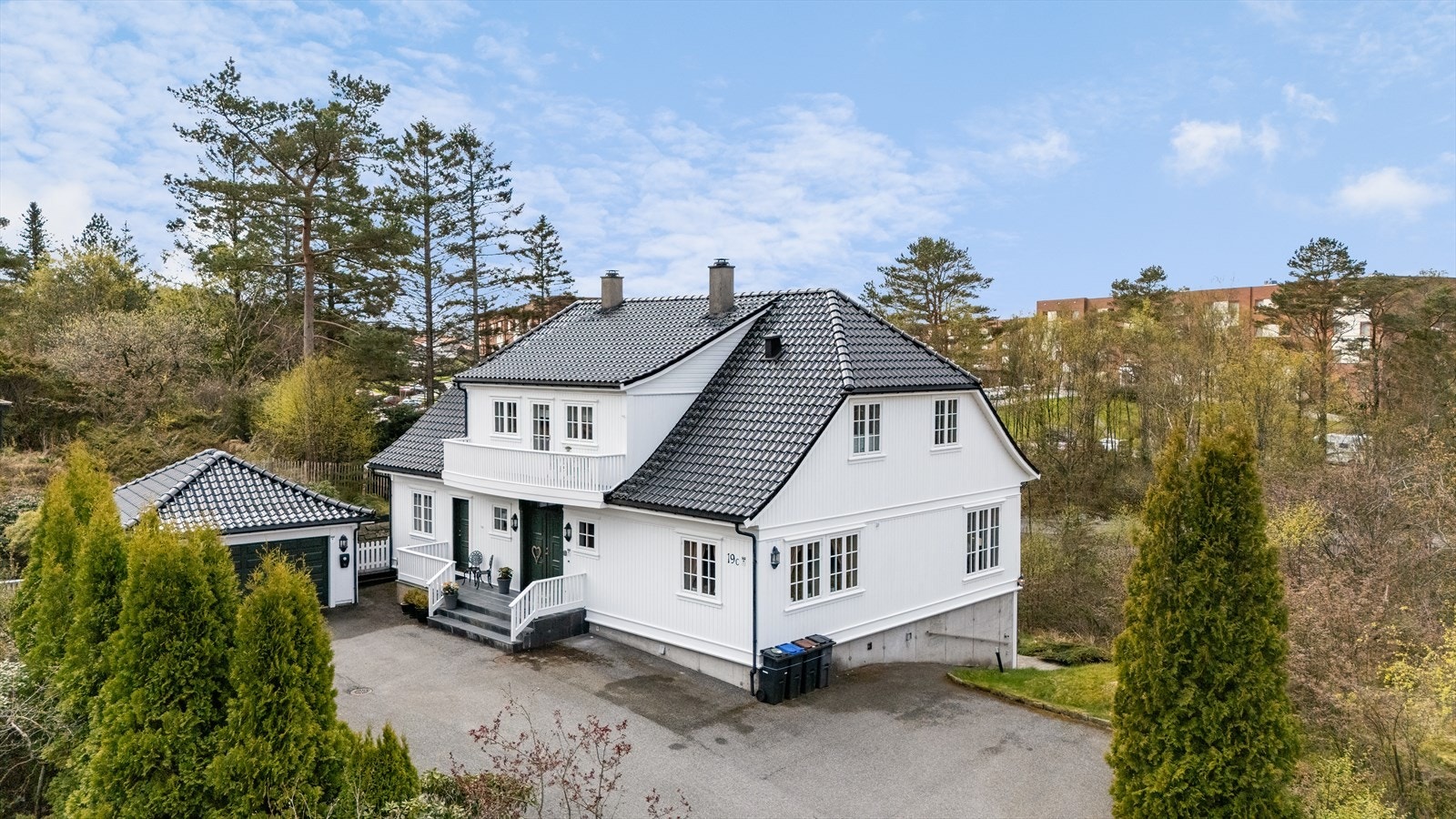 Eiendommen har en tilbaketrukket plassering hvor en kan nyte rolige dager. Varmekabler i oppkjørsel som sikrer optimale kjøreforhold på vinterstid. Galleribilde