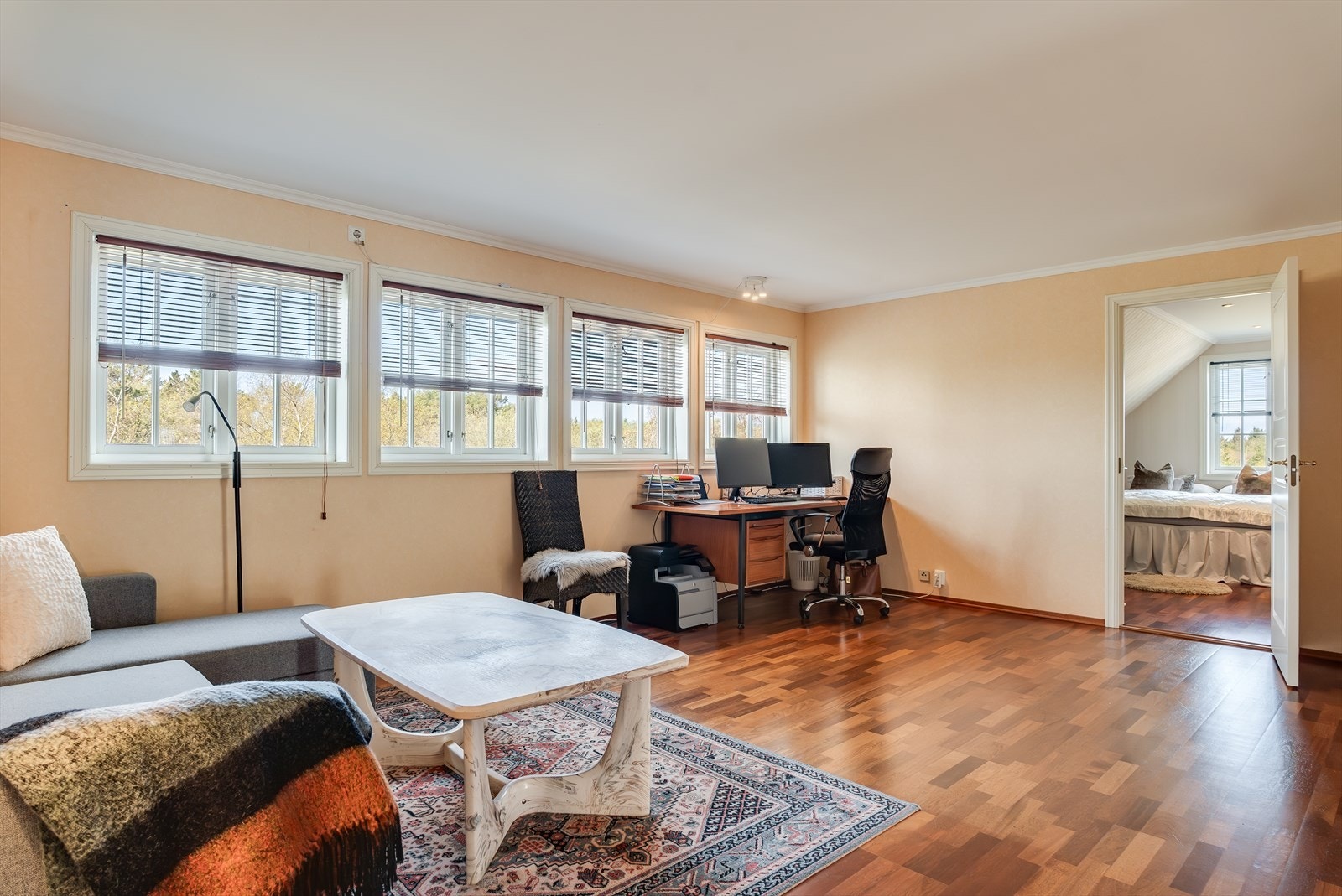 Loft-stue/Soverom av god størrelse og videre adkomst til soverom. Galleribilde