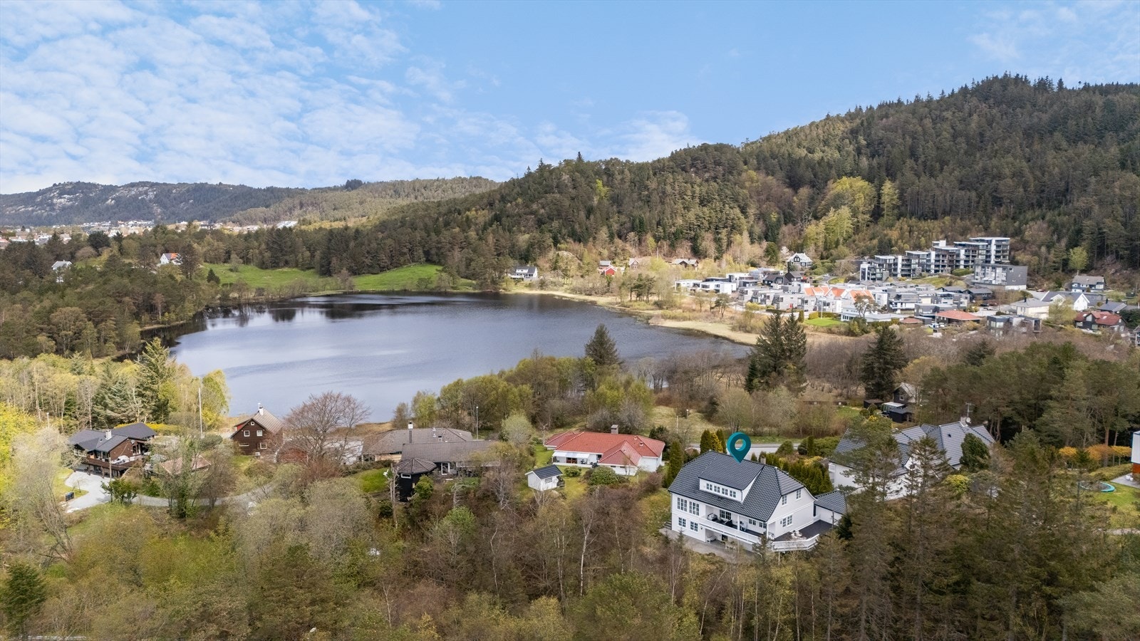 Umiddelbar nærhet til vakre turområder, samt gangavstand til skole, barnehage, butikker og alt en skulle trenge. Galleribilde