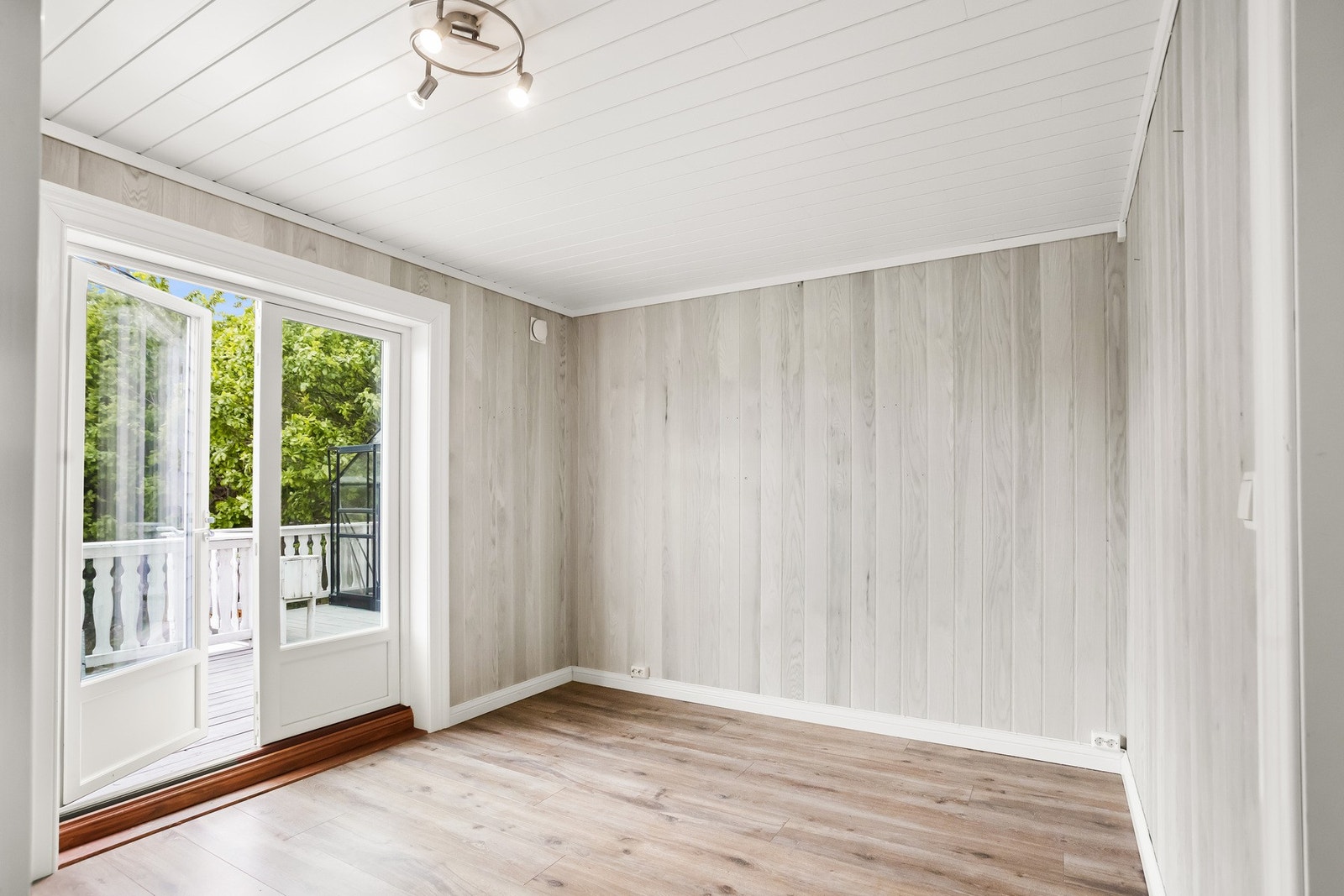 Leilighetens andre soverom på hovedplan. Herfra er der direkte utgang til stor, privat terrasse Galleribilde