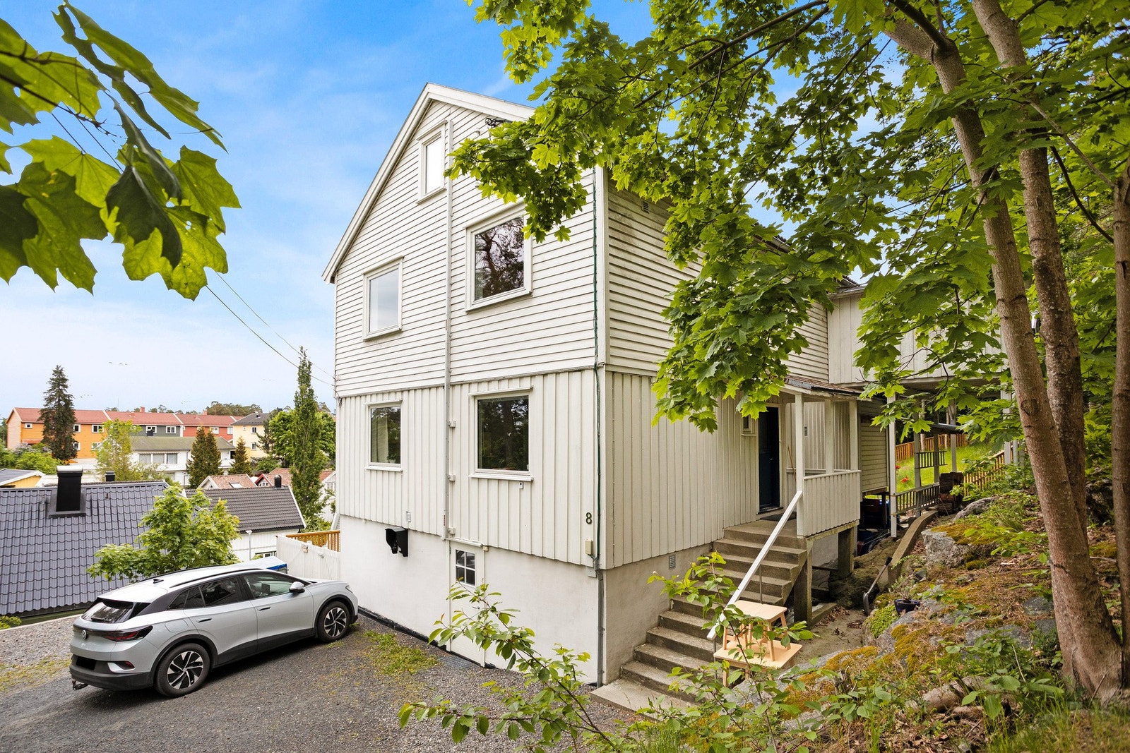 Adkomsten med fellesparkering og trapp opp til inngangspartiet Galleribilde
