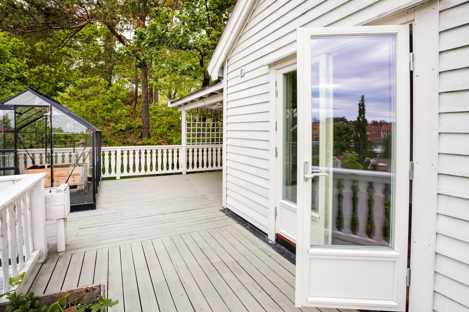 Uteplassen har plass til både sittegruppe, grill, drivhus m.m. Galleribilde