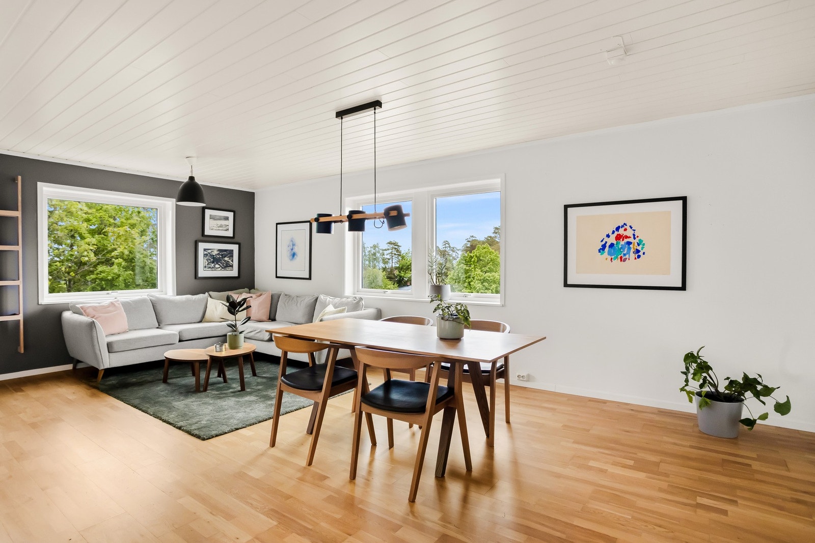 Romslig og lys stue med store glassflater Galleribilde