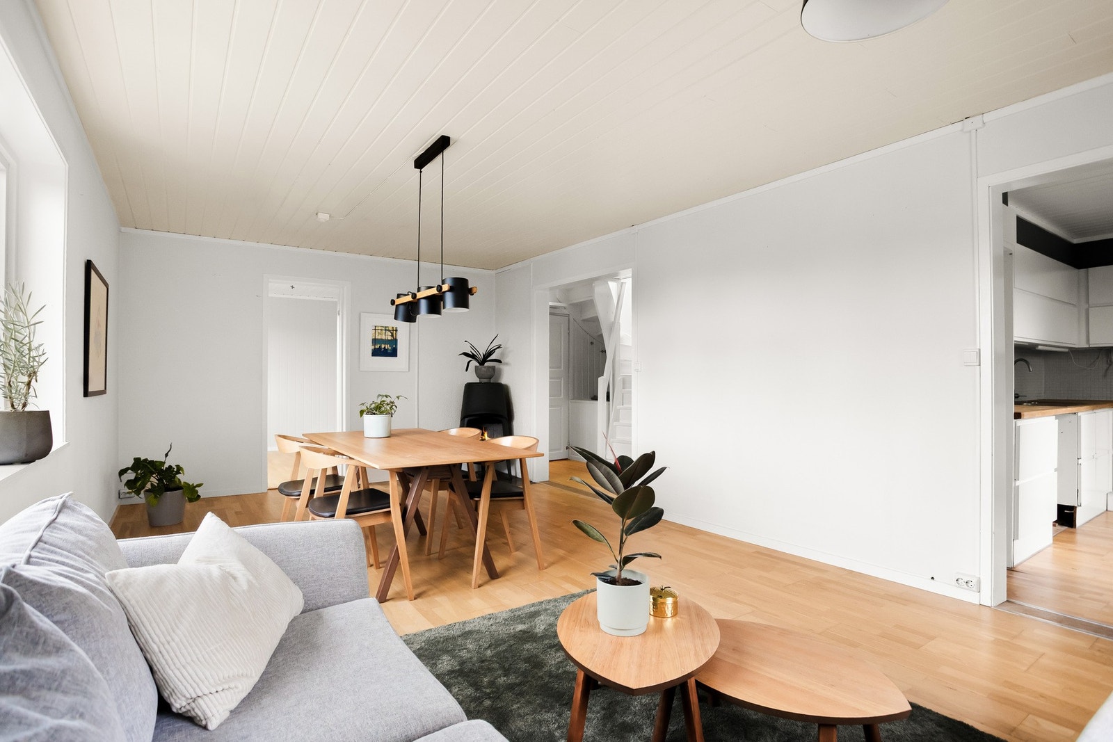 Stuen har plass til både sofagruppe og spisebord Galleribilde