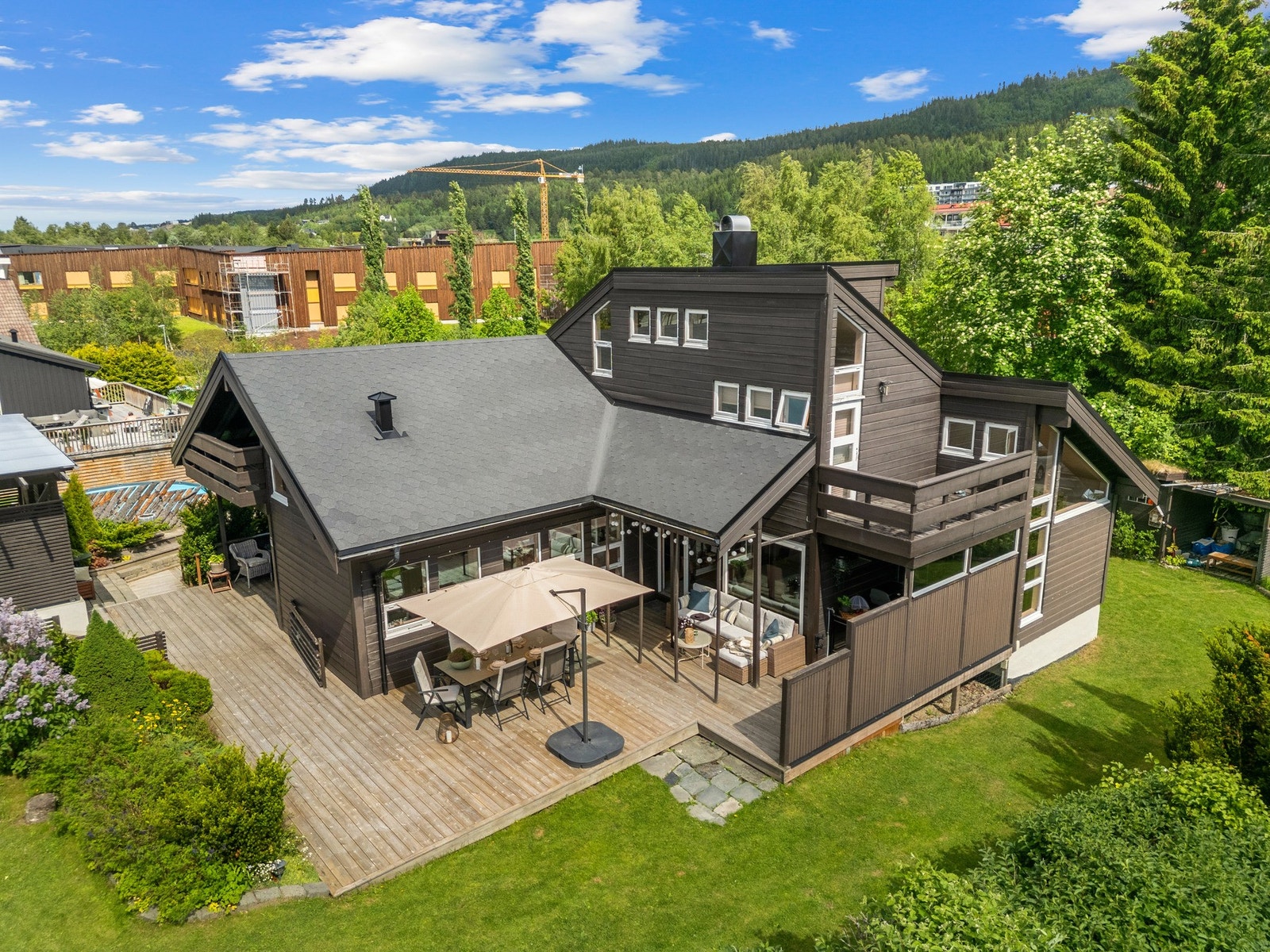 Velkommen til Hesteskoen 7 - En arkitekttegnet enebolig med utleiedel, carport og en flott opparbeidet hage. Galleribilde