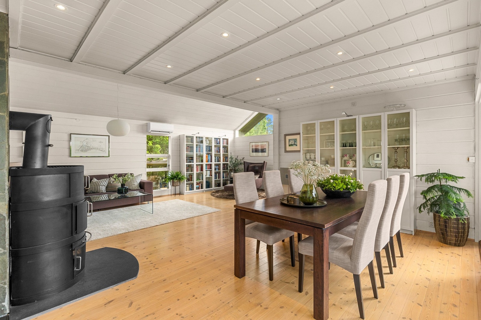 Videre inn i stuedelen er det en naturlig avdeling for en spisestue med downlights i taket Galleribilde