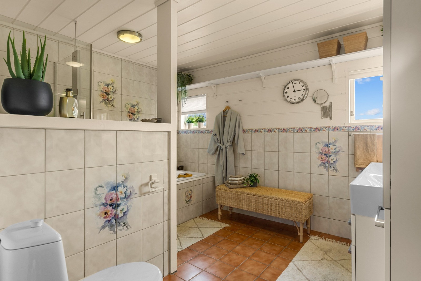 Badet er innredet med servant m/skap, wc, badekar og dusjhjørne Galleribilde