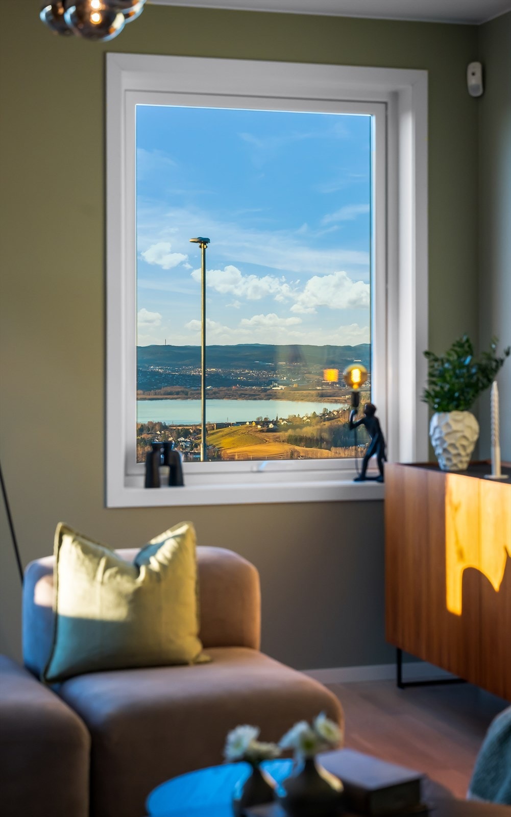 Stuen ligger i åpen løsning mot kjøkkenet. Et lyst og innbydende rom med store vindusflater som gir rikelig med naturlig lys, samtidig som de lar deg nyte den fantastiske utsikten. Galleribilde