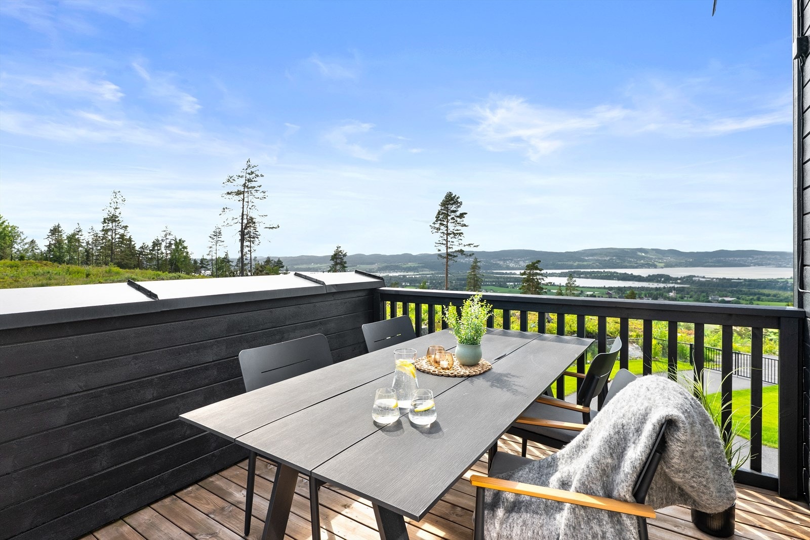 Denne uteplassen har direkte adkomst fra kjøkkenet og er perfekt for hyggelige måltider utendørs. Galleribilde