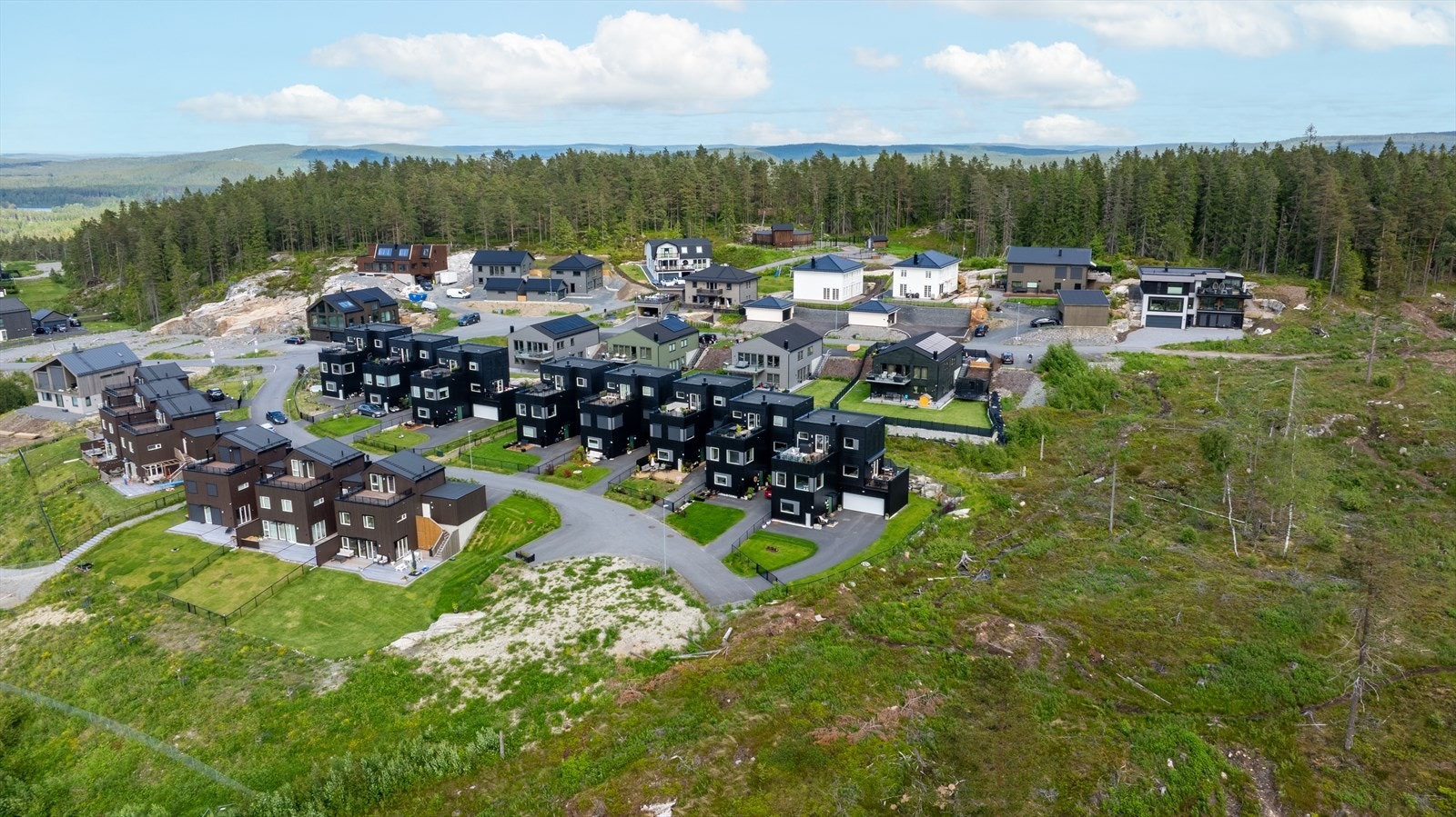 Kollektivtilbudet er godt. Fetsund stasjon ligger ca. 7 minutter unna med bil. Toget bruker kun 17 minutter til Oslo S ideelt for pendlere. Galleribilde