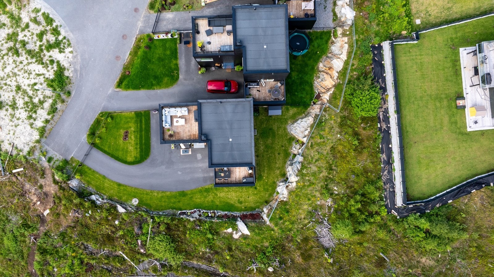 Eiendommen er på ca. 376 kvm og er inngjerdet. Uteområdet er flott opparbeidet med hage som er pent beplantet med trær og ulike vekster. Det er ellers god plass til parkering av flere biler i gårdsrommet i tillegg til parkering i garasje. Galleribilde