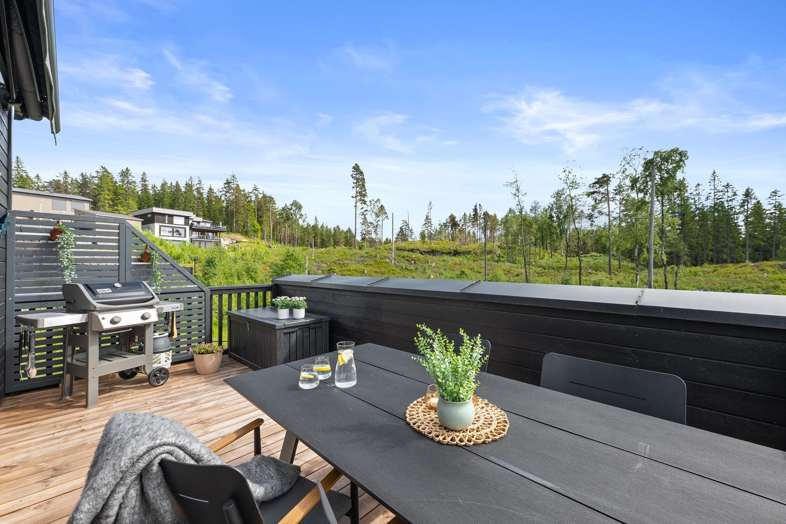 Terrassen er på 15 kvm har god plass til å innrede med møblement og utekjøkken etter eget ønske. Galleribilde