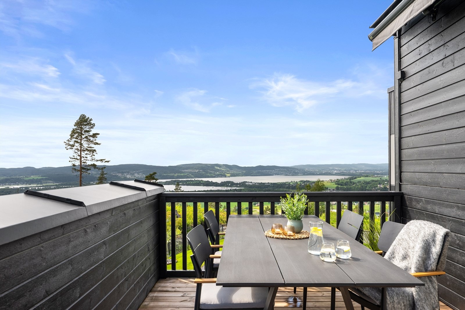 Fra terrassen har man flott utsikt mot friareal på to sider, det er en luftig og god følelse å oppholde seg her. Galleribilde