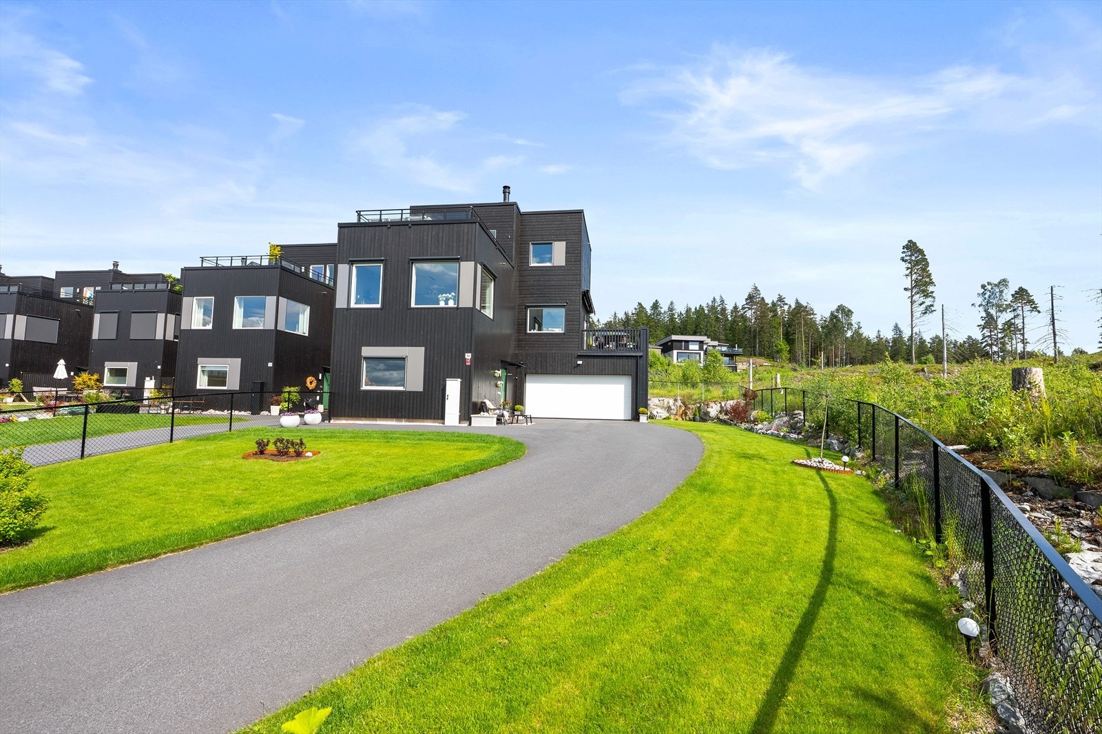 Boligen ligger innerst i et nyetablert boligfelt på Løkenåsen i Fetsund o ghar en pent opparbeidet tomt og integrert garasje. Galleribilde