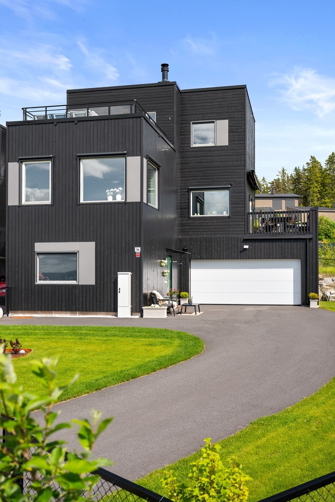 Boligen er påkostet med utvendige screens på de fleste vinduer og en stor motorisert markise over veranda med utgang fra kjøkkenet. Galleribilde