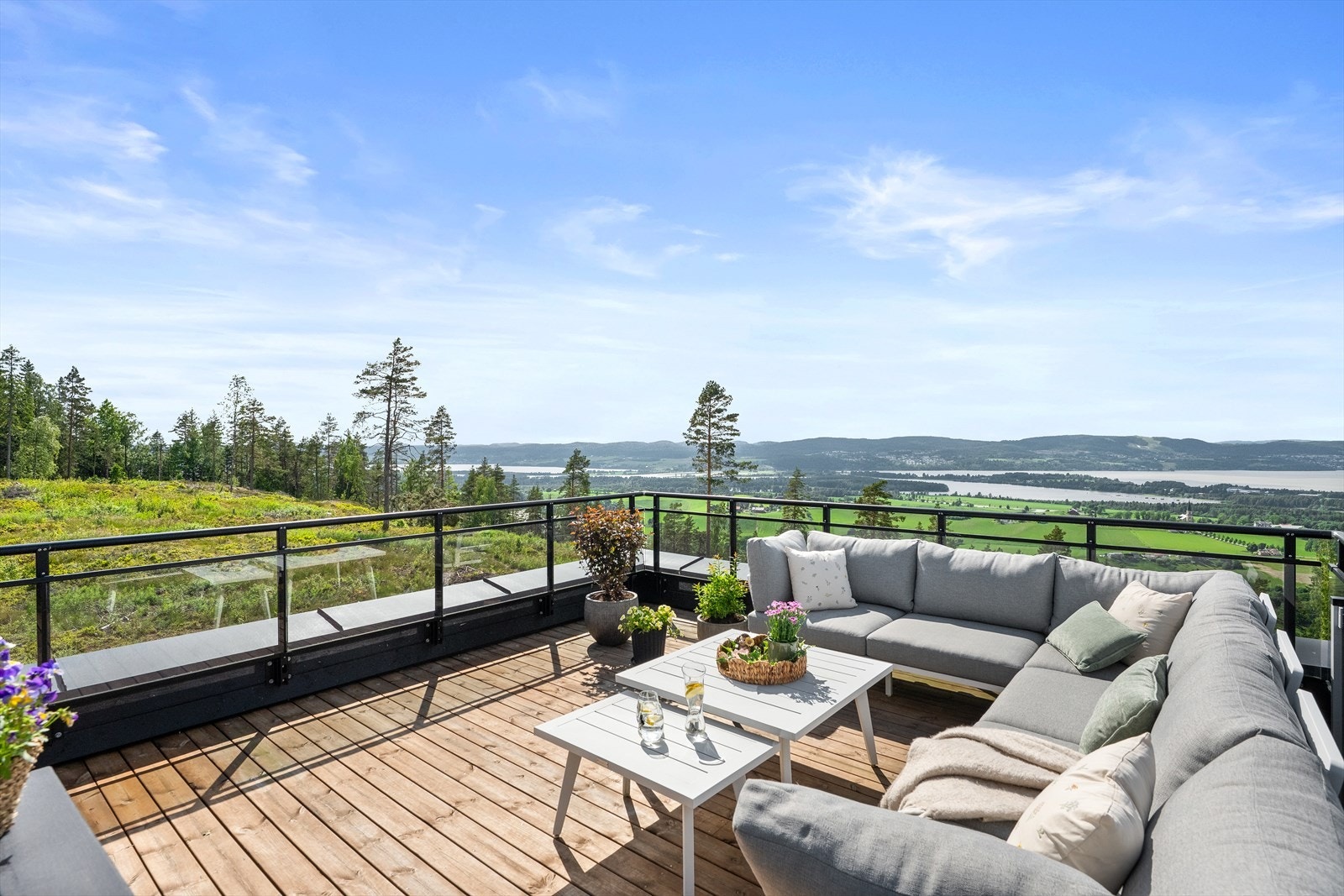 Flere fantastiske uteplasser hvor spektakulær utsikt og sol kan nytes dagen lang. Galleribilde