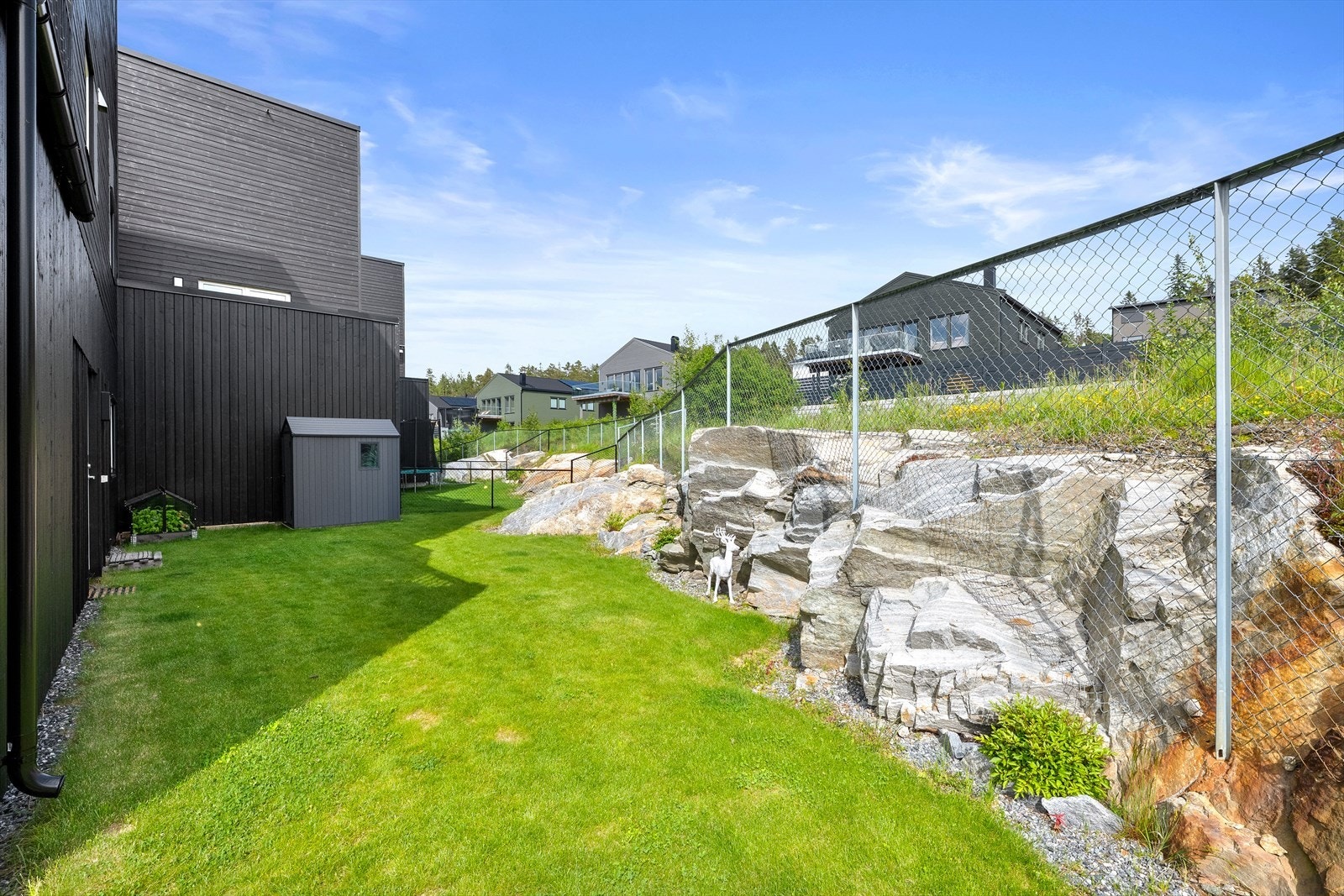 Hage på baksiden av boligen med masse plass for hele familien. Galleribilde