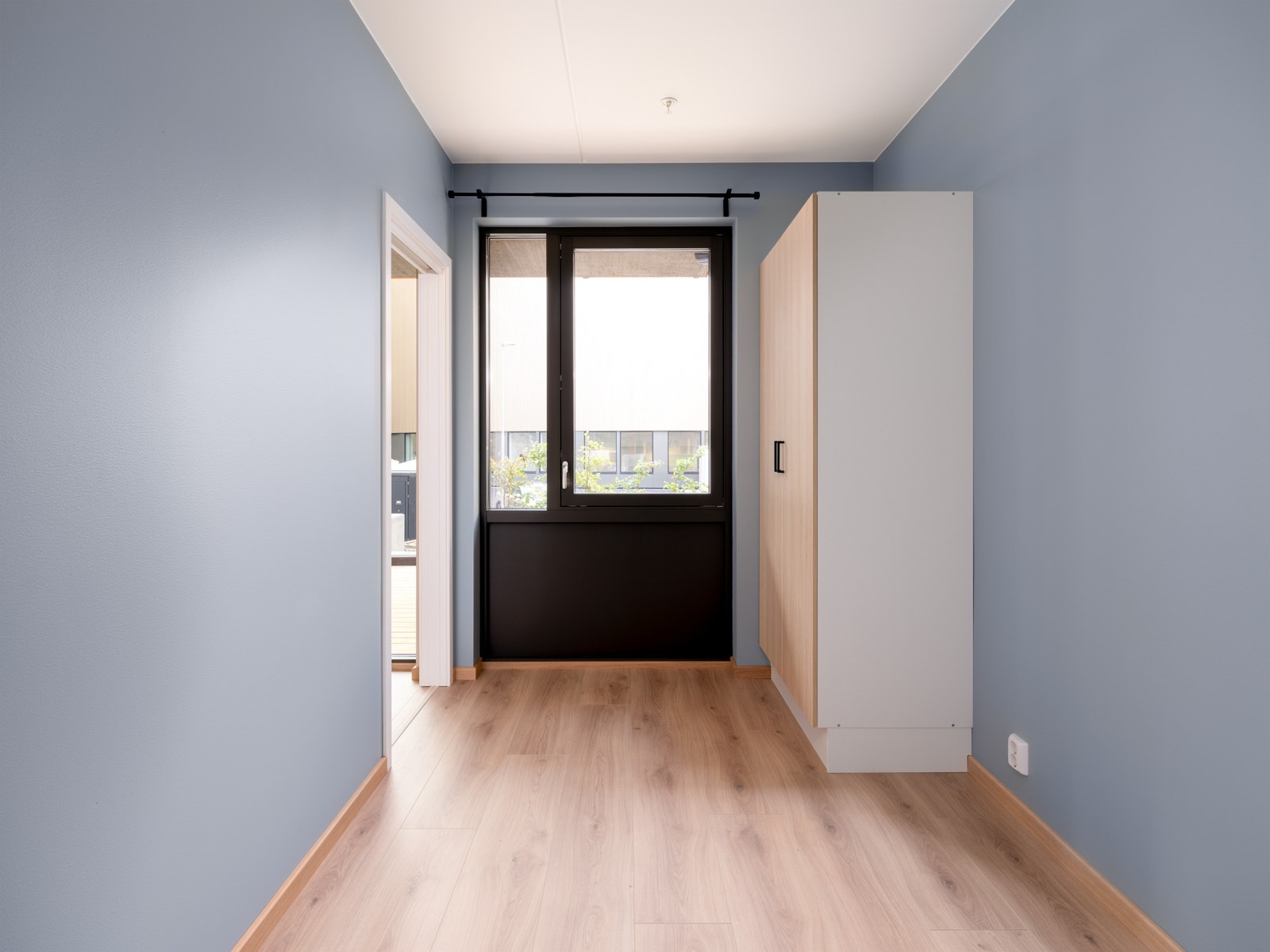 God plass til dobbeltseng (180 cm mellom skapene) Galleribilde