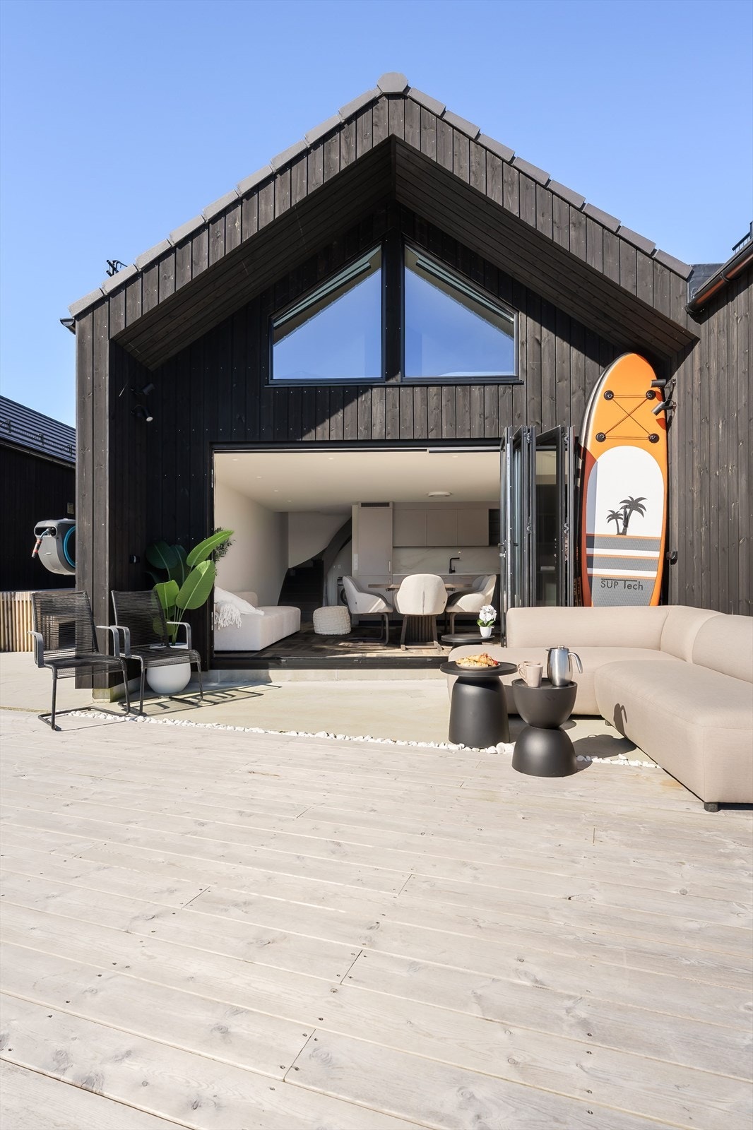 Flott terrasse med plass til innredning med utemøbler og svært gode solforhold Galleribilde