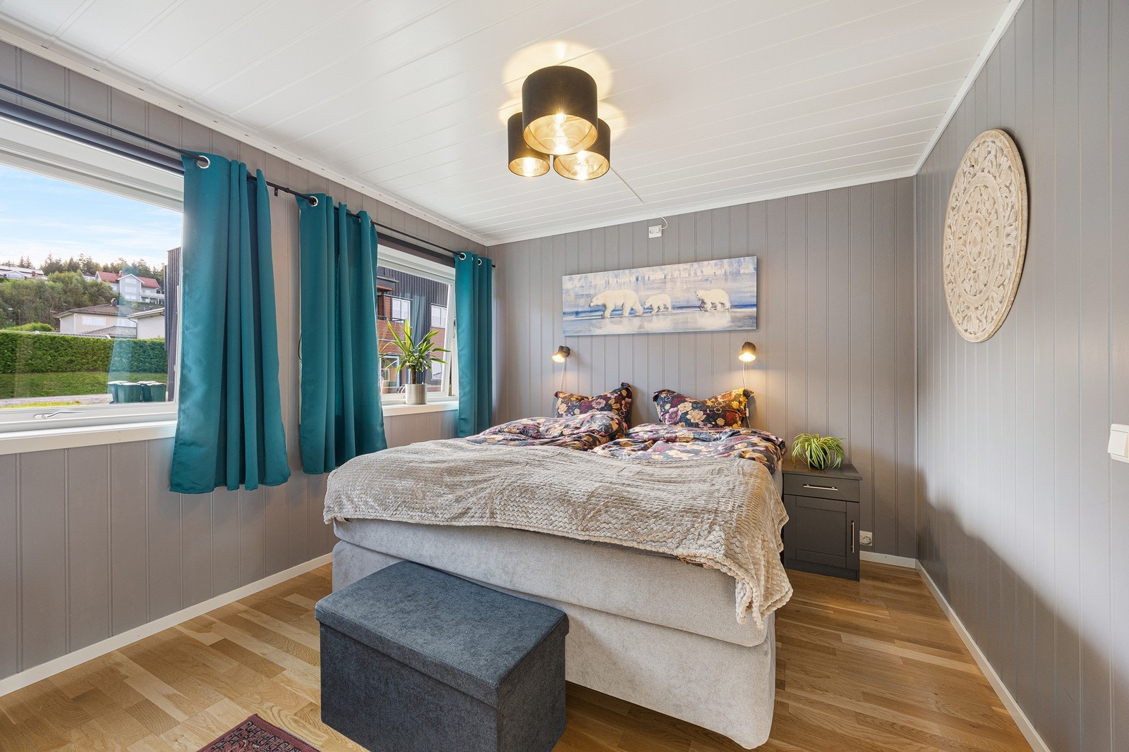Det er to lyse og pene soverom i leiligheten, og begge har store vinduer som sørger for rikt, naturlig lysinnslipp. Galleribilde