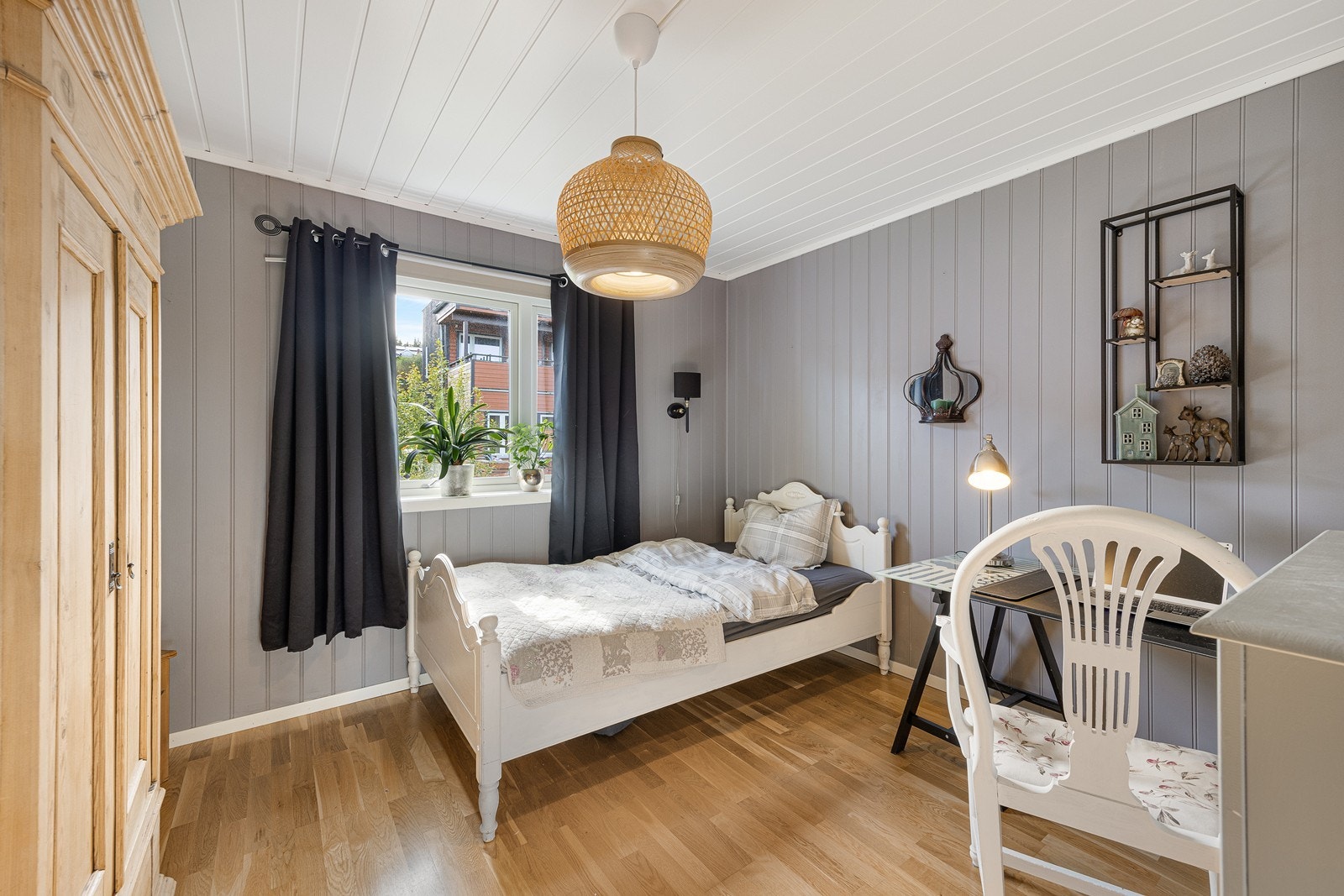Begge soverommen er av god størrelse og har plass til oppbevaringsmøbler, kontorpult osv. i tillegg til seng. Galleribilde