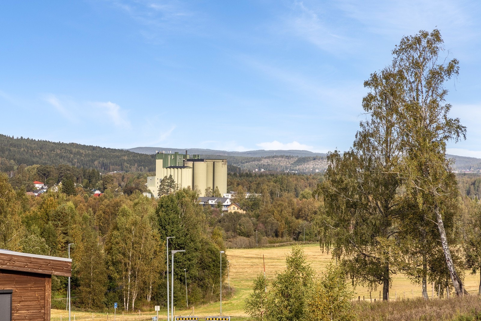 Fra balkongen er det fint utsyn over nærområdet og mot sentrum av Bjørkelangen. På jordet nedenfor blir det kjørt opp skiløyper på vinterstid, og i åskammen bak boligfeltet er det turstier, vann og gapahuk med bålplass. Galleribilde