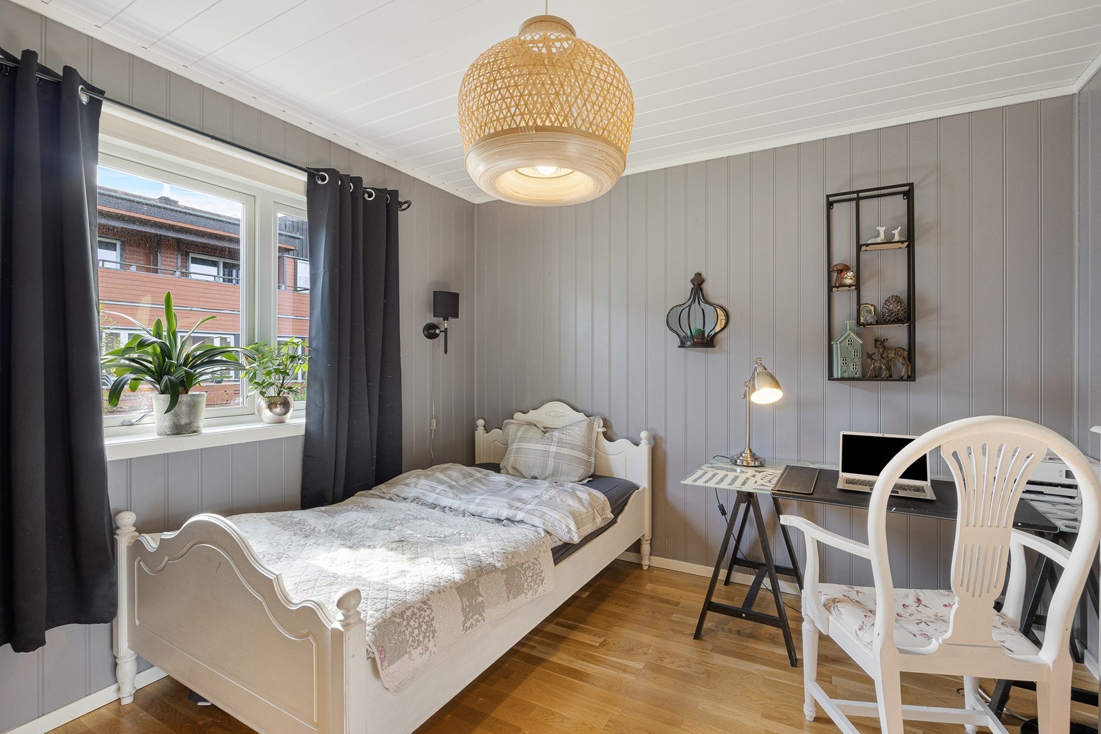 Veggene på soverommene er kledd med panel som er malt i duse gråtoner, og på gulvene er det gyllen, trestavs parkett. Galleribilde