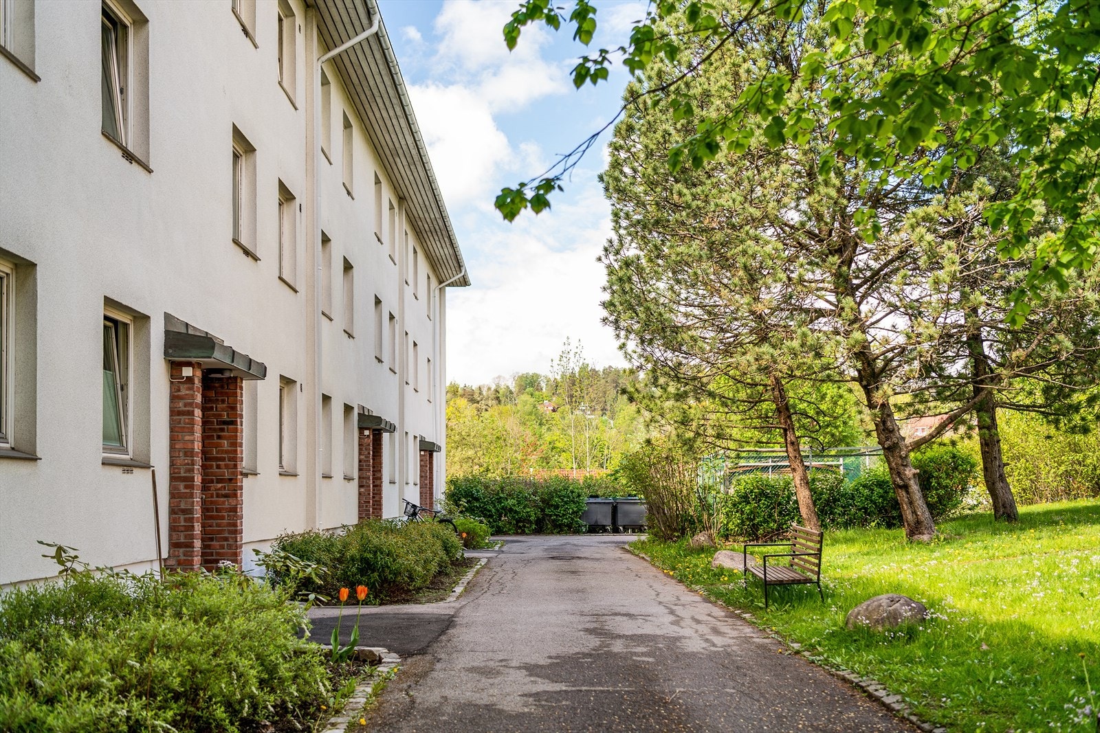Det er muligheter for å leie garasjeplass i borettslaget etter ansiennitet. Ellers er det rikelig med gateparkering. Galleribilde