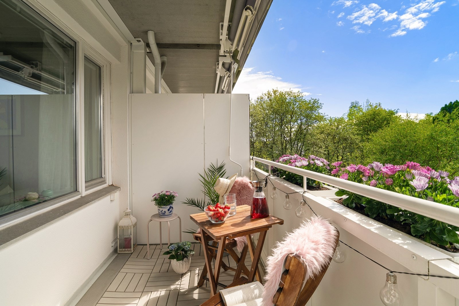 Balkongen er vestvendt og har sol fra ca. 14:00 - 21:30 Galleribilde