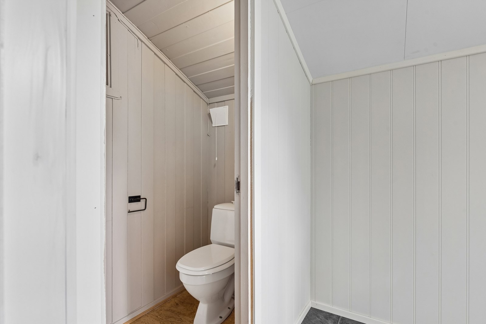 Praktisk med separat toalettrom i tillegg til badet. Galleribilde