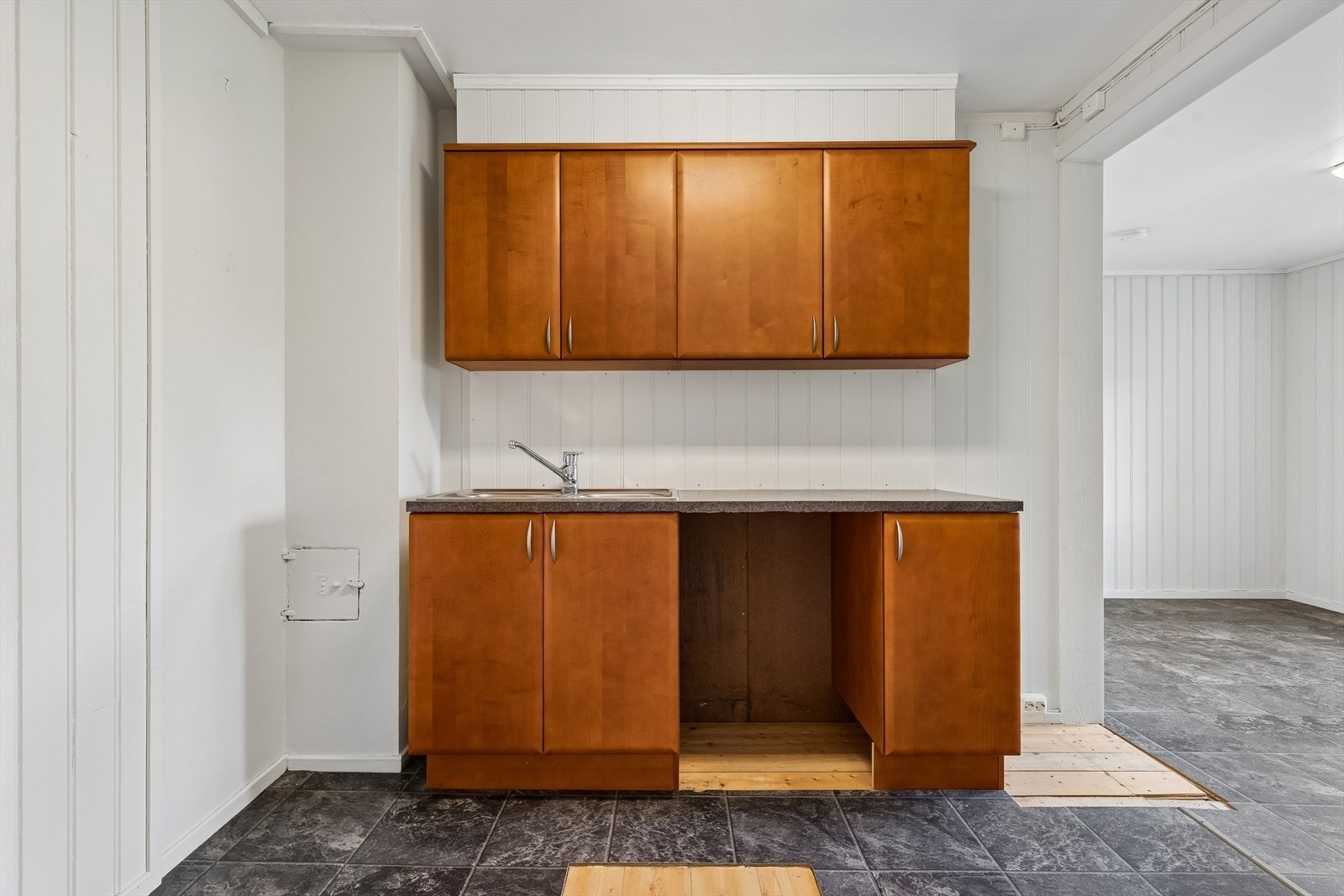 Det er plass og tilkobling for oppvaskmaskin og kjøleskap. Innredningen inkluderer en nedfelt dobbel oppvaskkum med ett-greps kran. Galleribilde