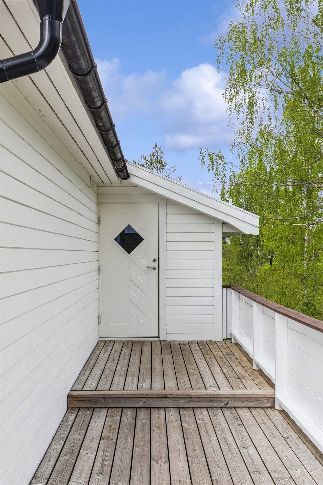 Adkomst til boligen via den romslige terrassen som fungerer som et sammenhengende inngangsparti. Galleribilde