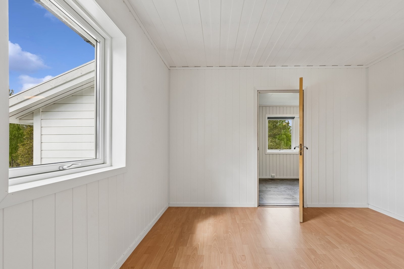 Boligens to soverom ligger praktisk til i samme del av huset. Galleribilde