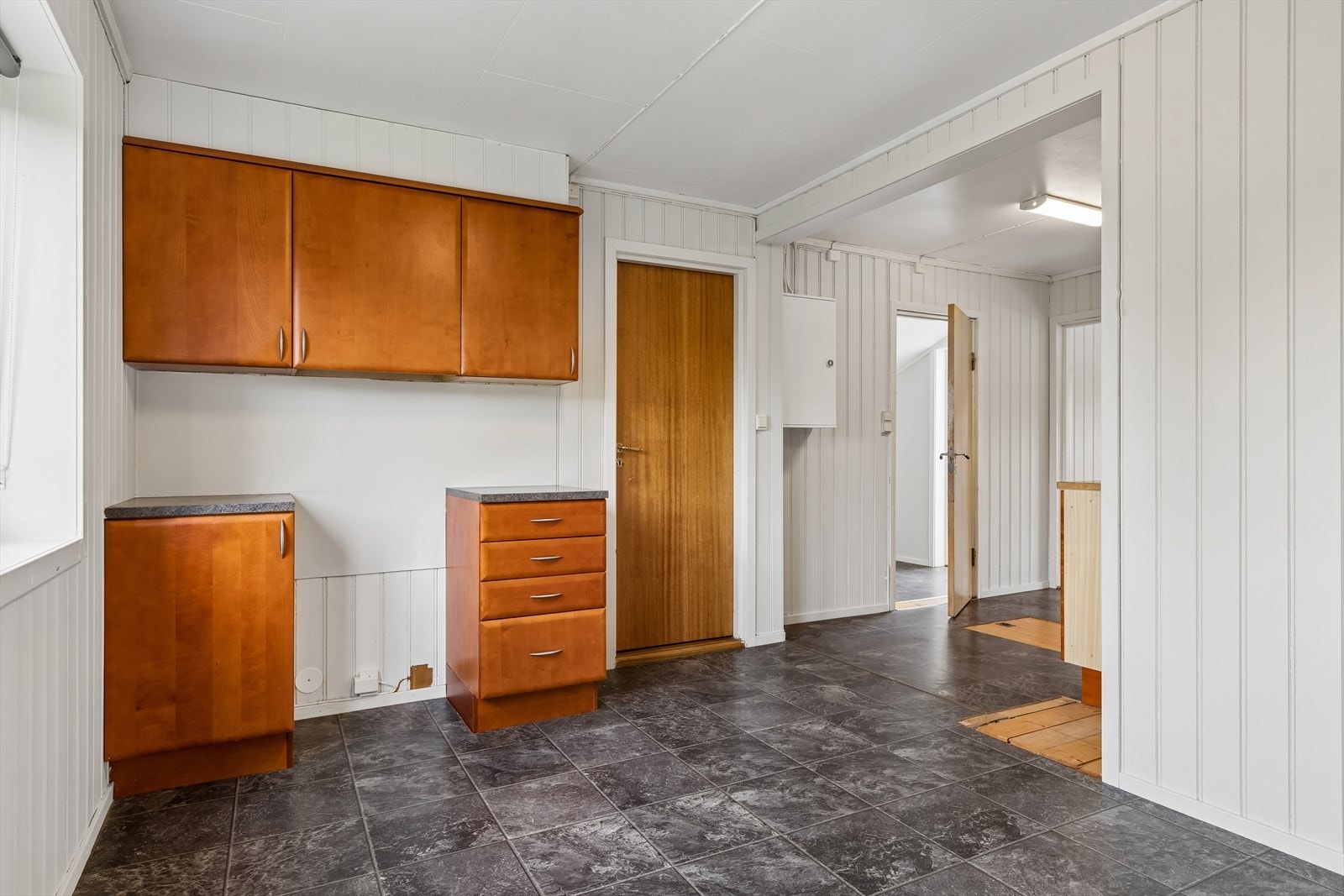 Kjøkkeninnredning med benkeskap, overskap og laminatbenkeplate. Galleribilde