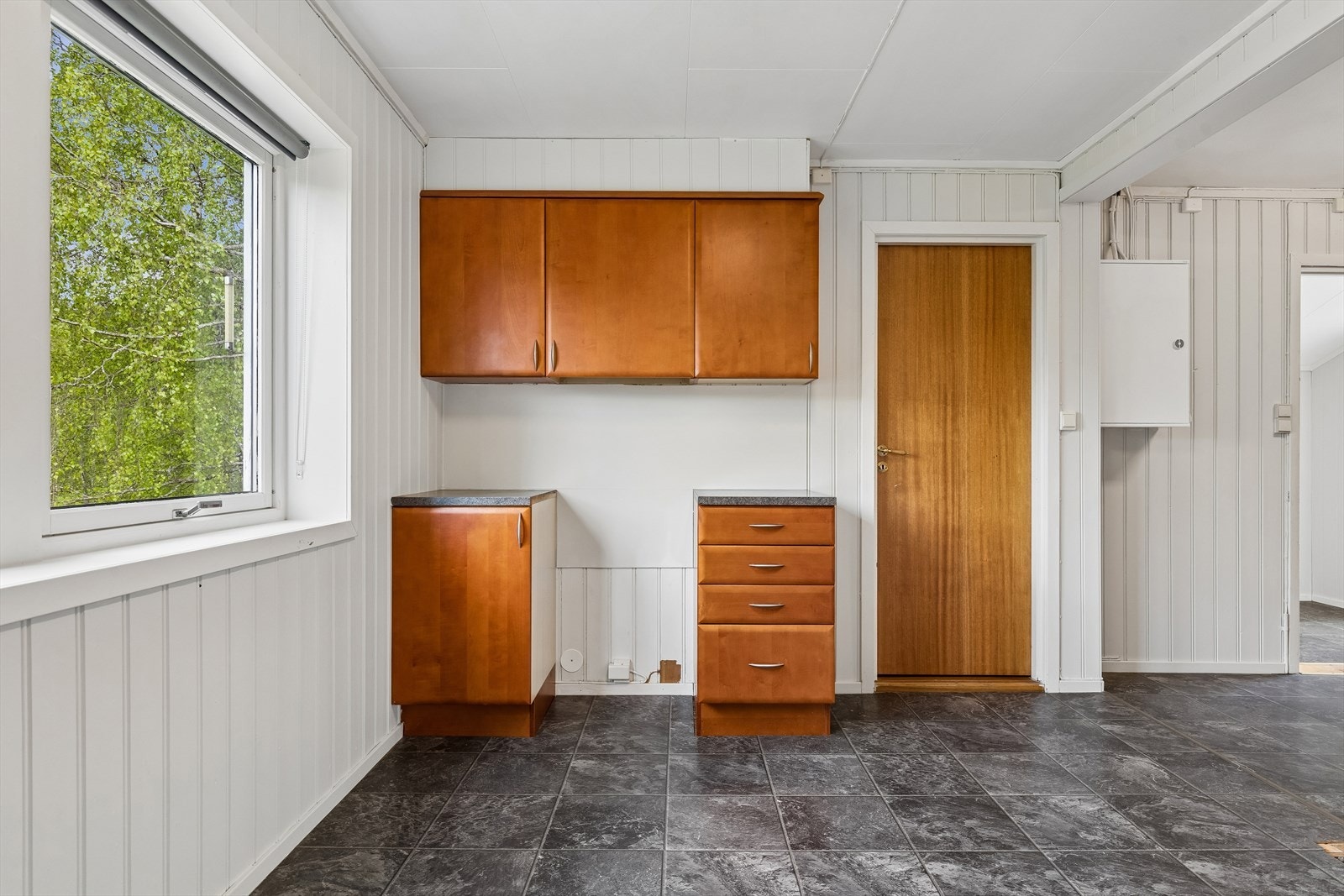 Gjennomgående materialvalg med trepanel på vegger og slette innerdører. Galleribilde