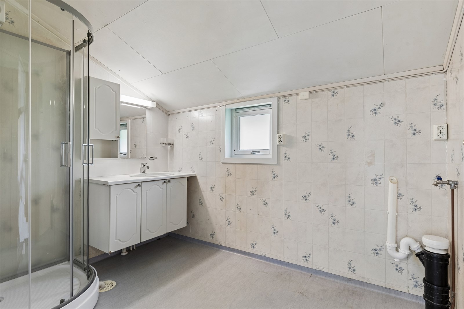 Her er det opplegg for vaskemaskin. Rommet ventileres med en elektrisk styrt vifte. Galleribilde
