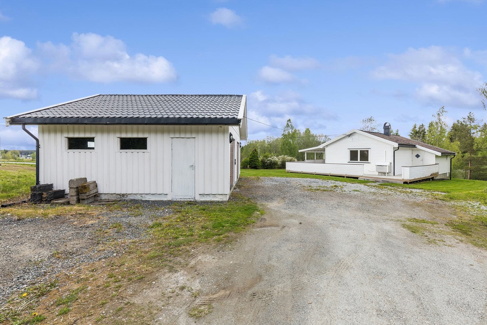 I tillegg til garasjen finnes det et eldre uthus på eiendommen som ikke er avbildet. Galleribilde