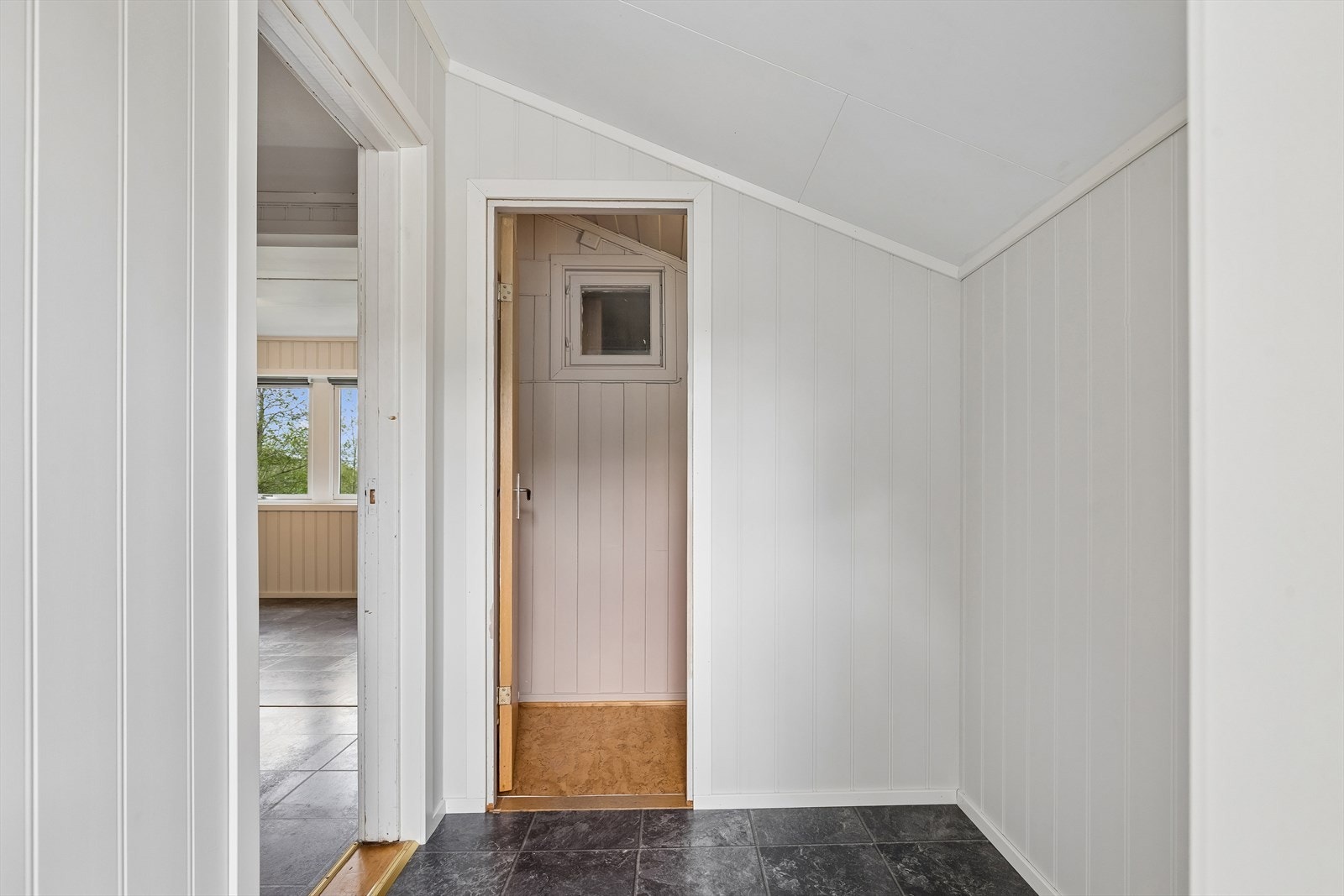 Entréen har adkomst til wc og inn til kjøkken. Galleribilde