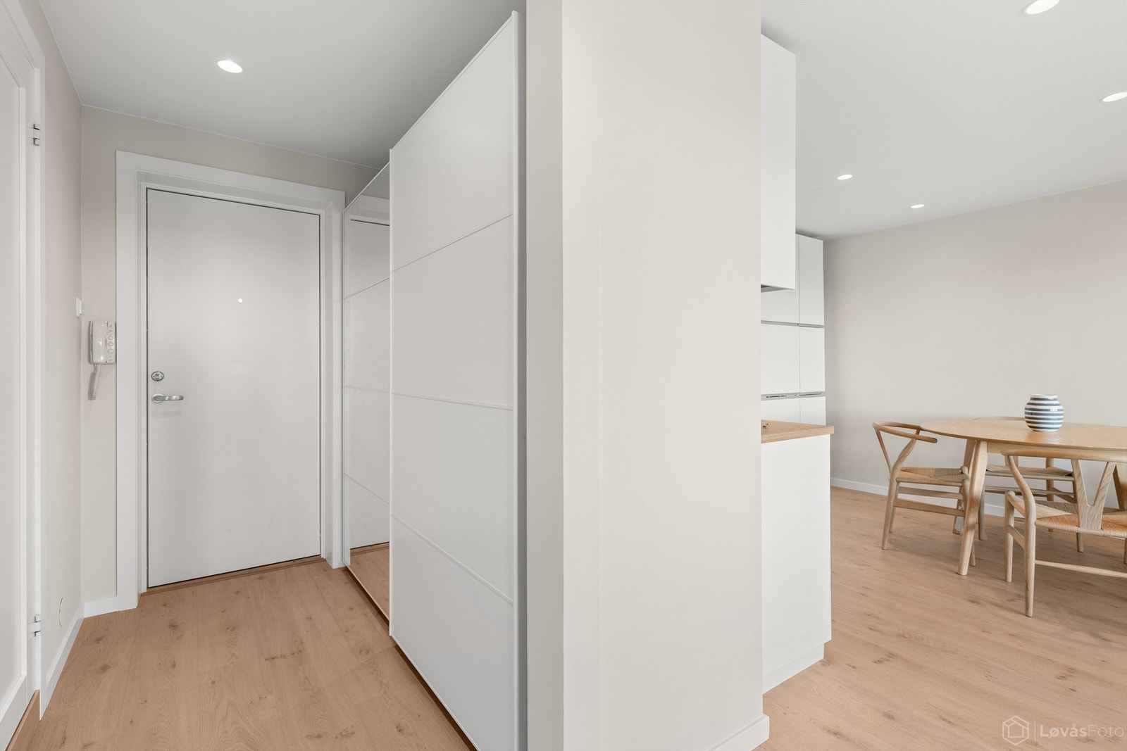 Entré med skyvedørsgarderobe for effektiv oppbevaring av yttertøy og sko. Galleribilde