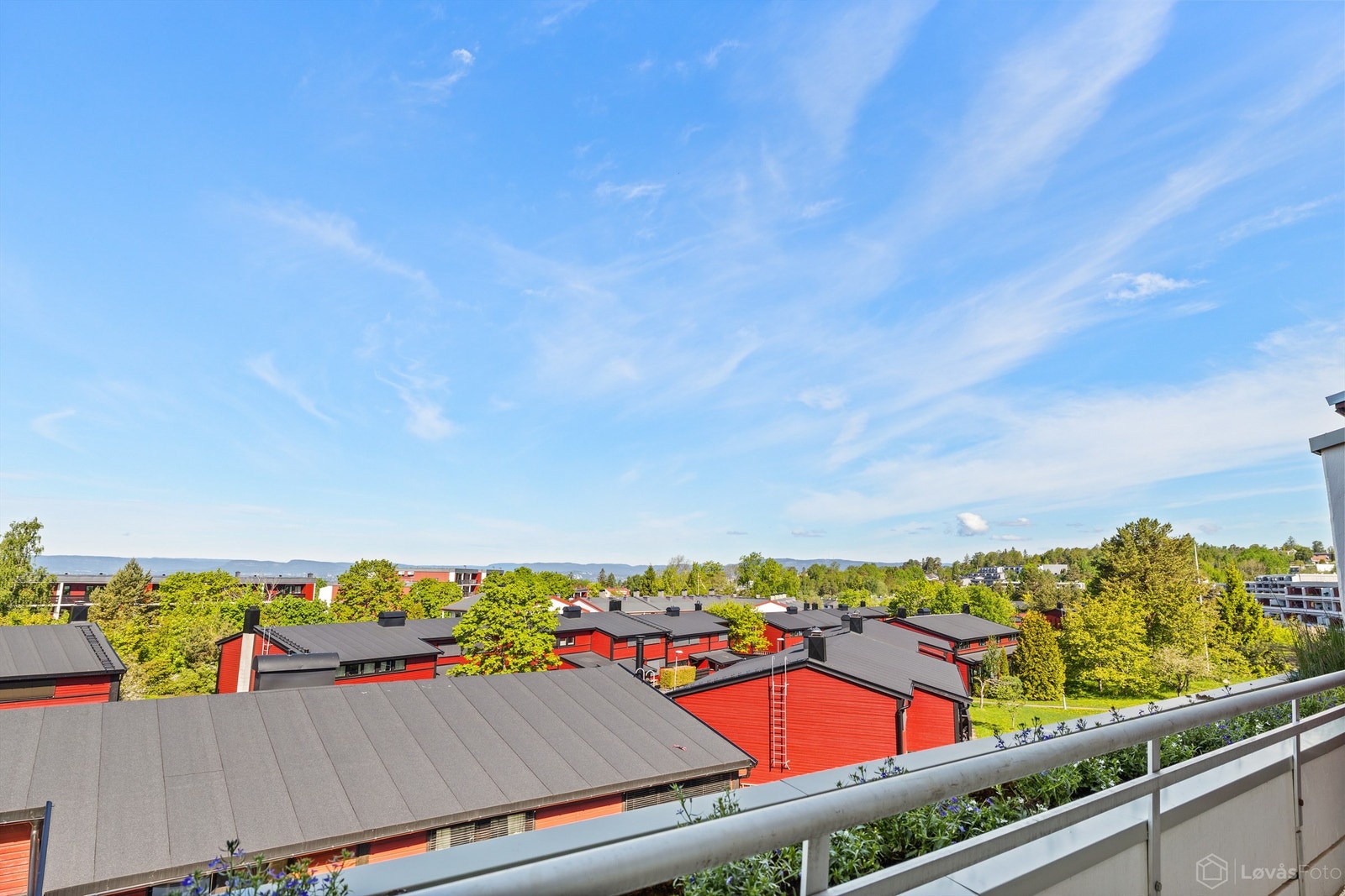 Leiligheten disponerer en garasjeplass med mulighet for montering av elbillader. Galleribilde