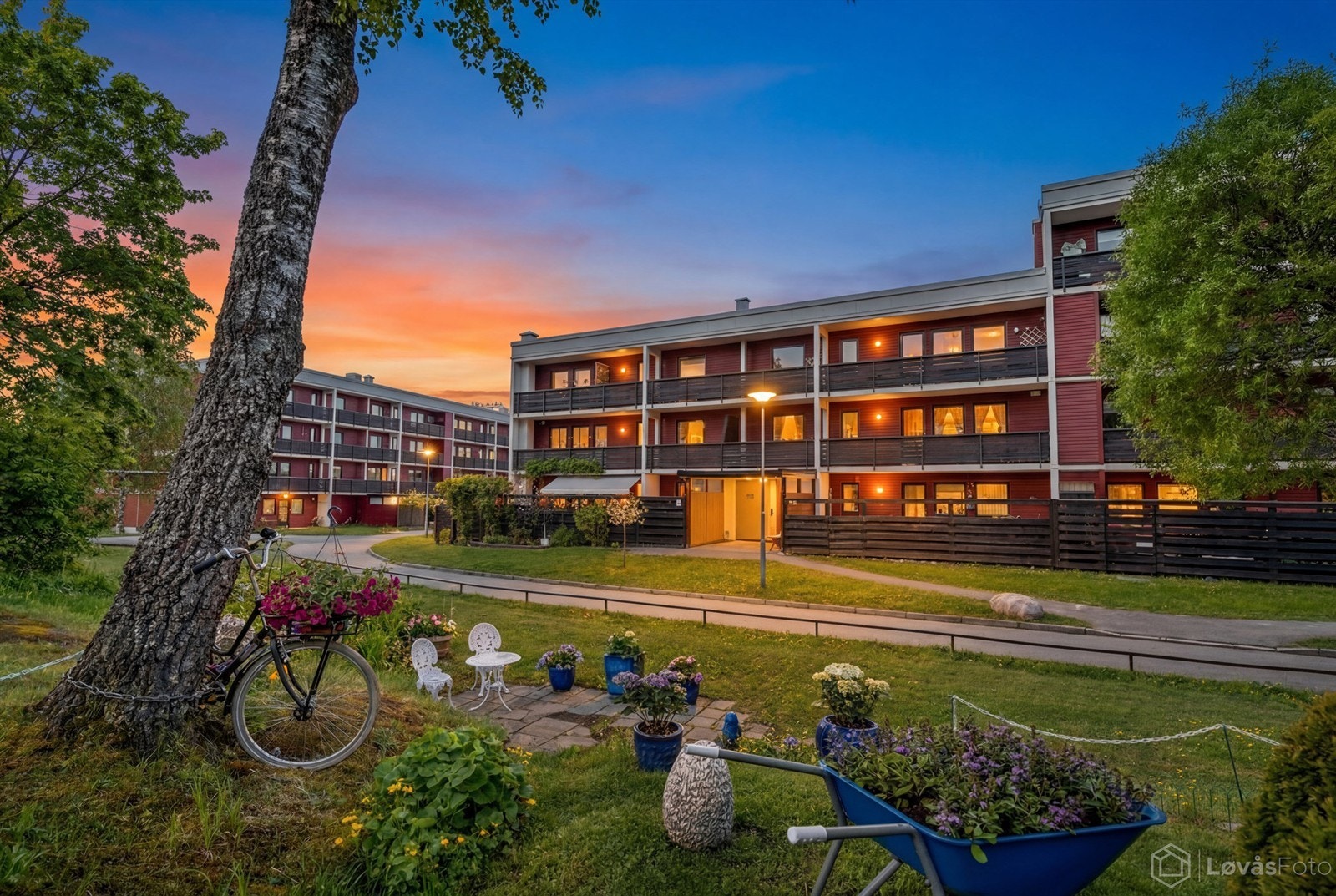 Velkommen til Nordsetergrenda 15 D, en lekker toppleilighet. (Kveldslyset er AI-redigert). Galleribilde