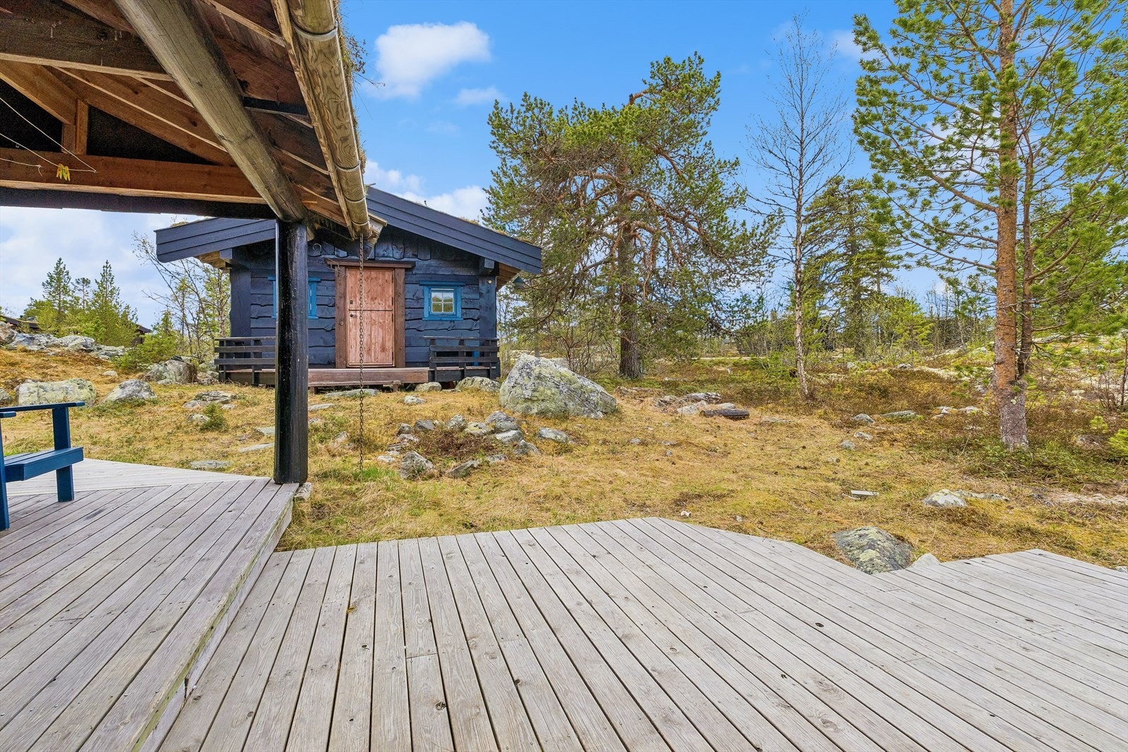 Terrasseplattingen i impregnert trevirke er på totalt 25 m², og ble delvis utvidet i 2018. Galleribilde