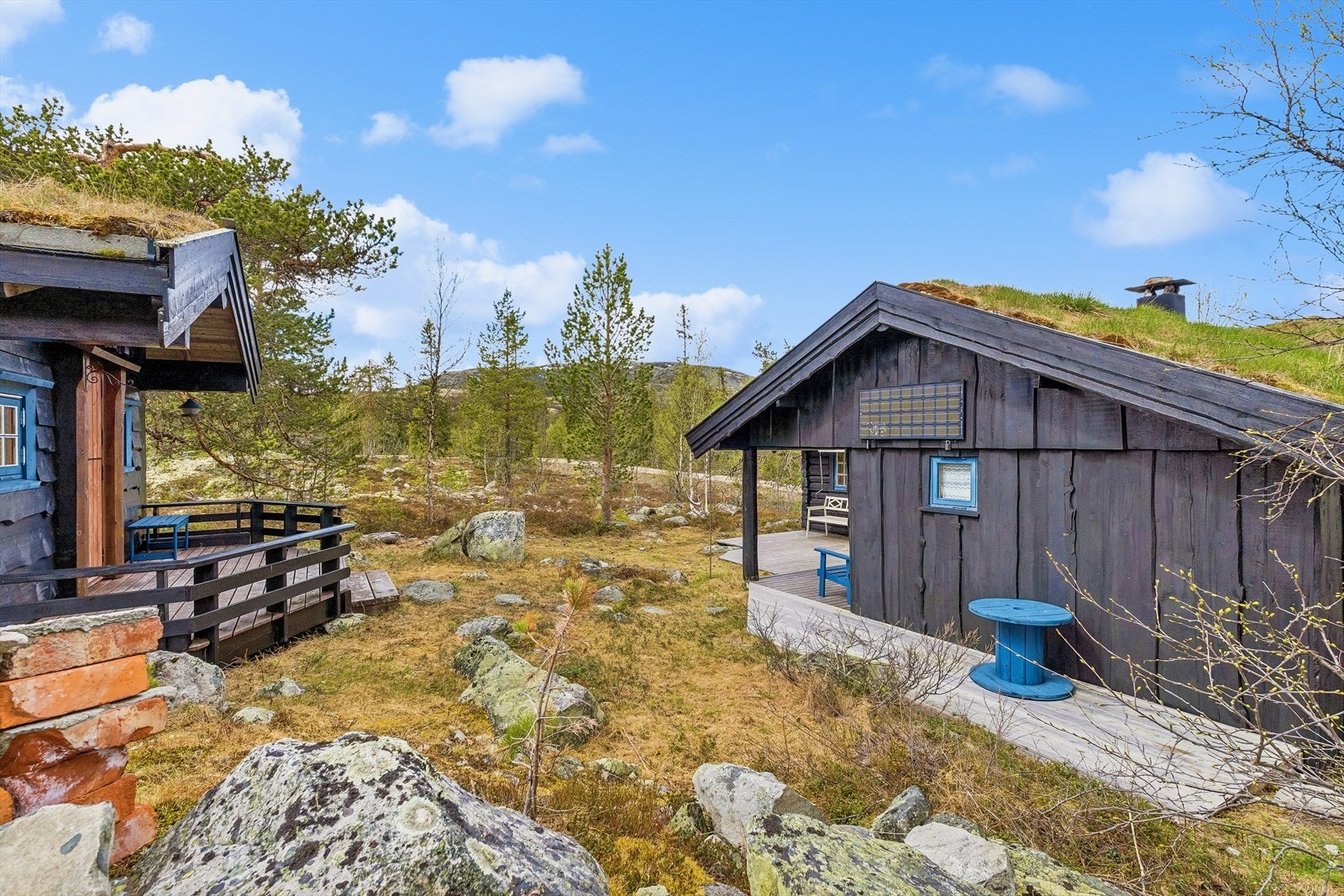 Tunet mellom bygningene gir en fin og skjermet uteplass. Galleribilde