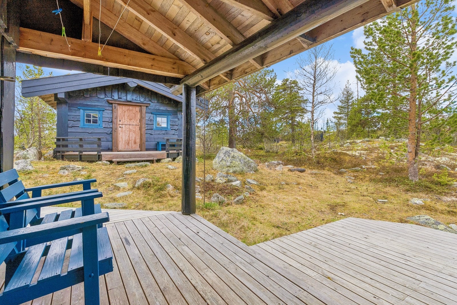 Fra terrassen er det utsikt over naturtomten og mot annekset. Galleribilde
