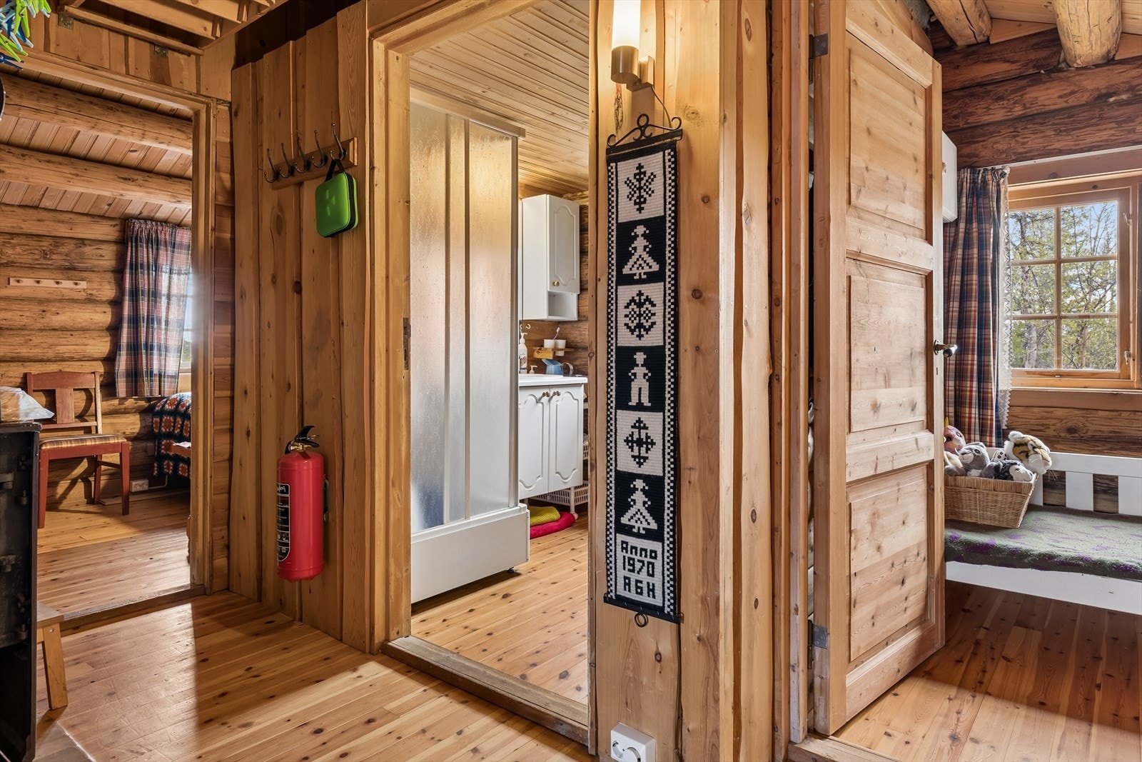 Fra gangen er det adkomst til dusjrom og soverom. Her henger også stigen opp til en liten hems. Galleribilde