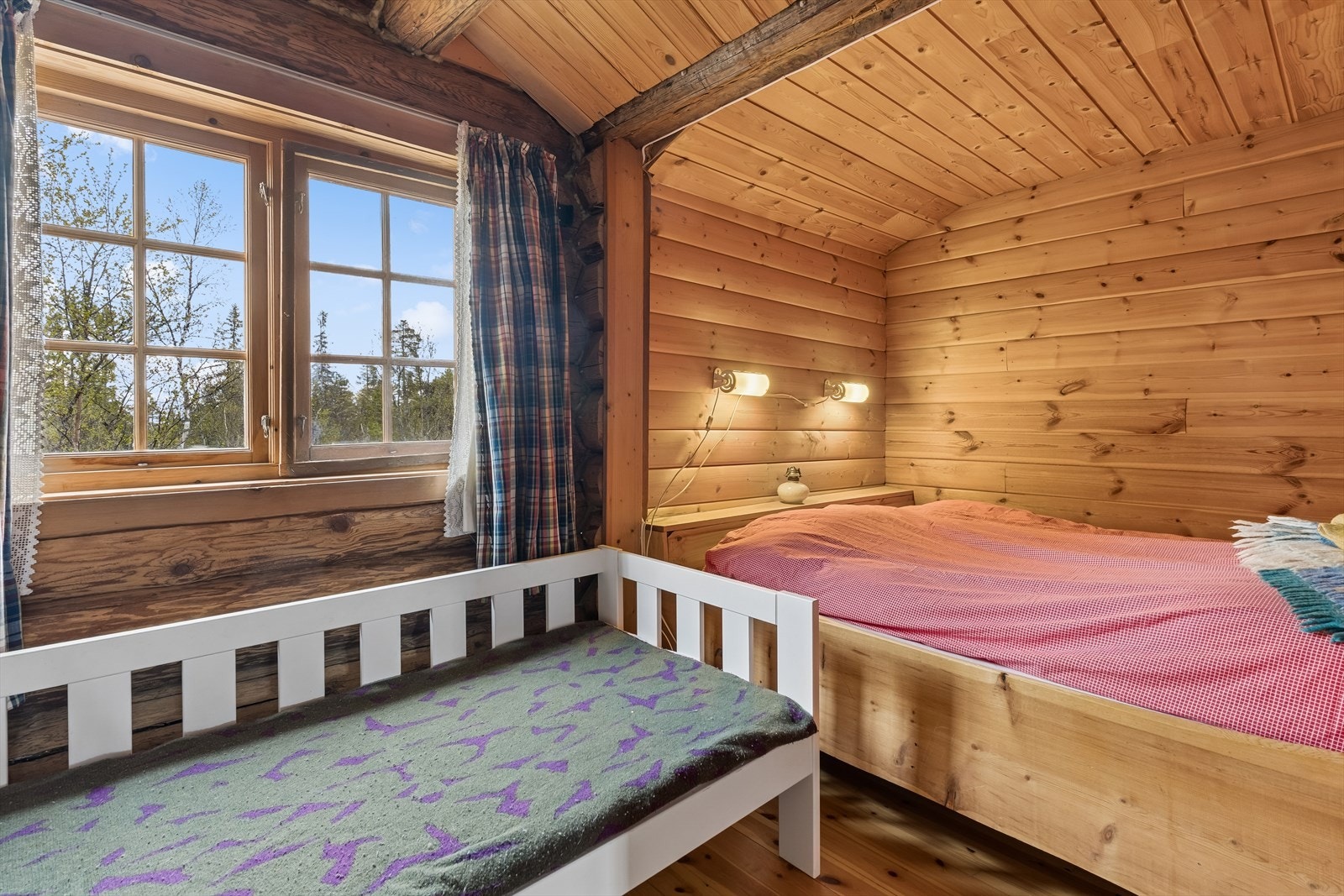 Det andre soverommet har plassbygde senger og panelte vegger. Sikringsskapet er plassert her. Galleribilde